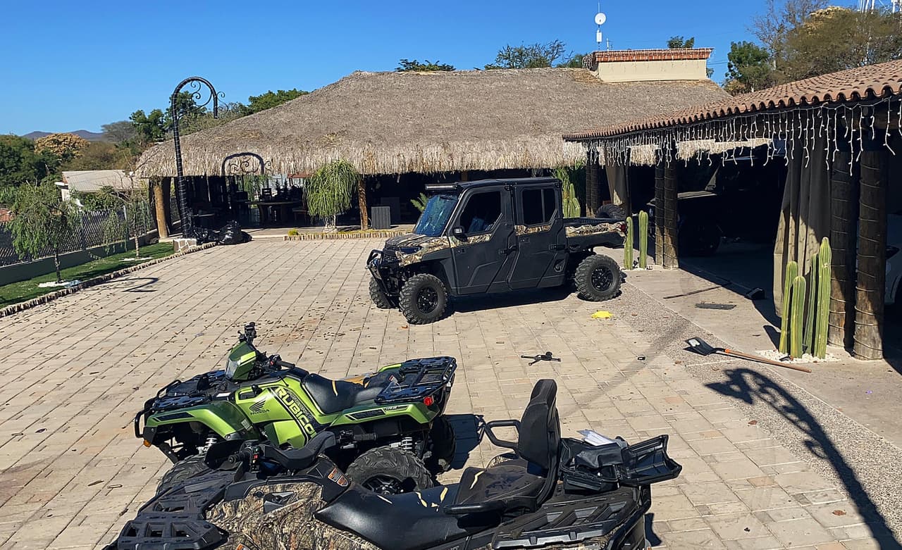 El interior de la casa donde fue capturado Ovidio Guzmán. Más de una decena de vehículos blindados presentan impactos de bala.