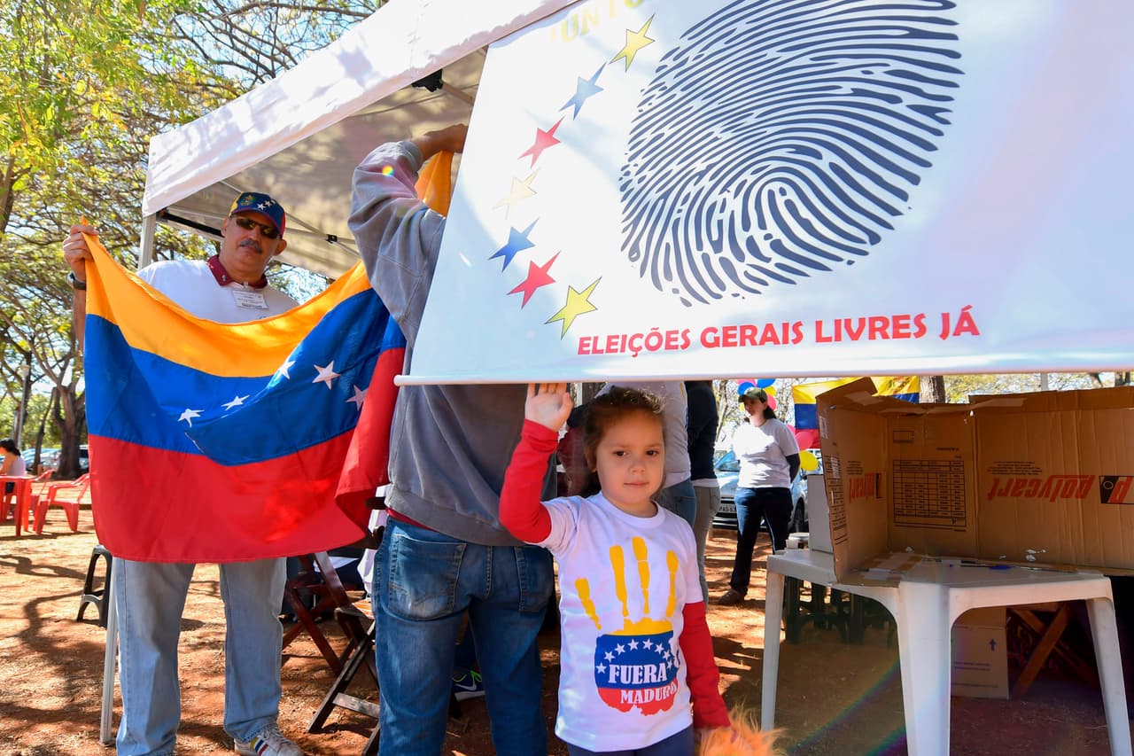Venezolanos salen a votar contra la constituyente en Brasilia, capital de Brasil. El proceso electoral no es oficial, por lo que no es vinculante.