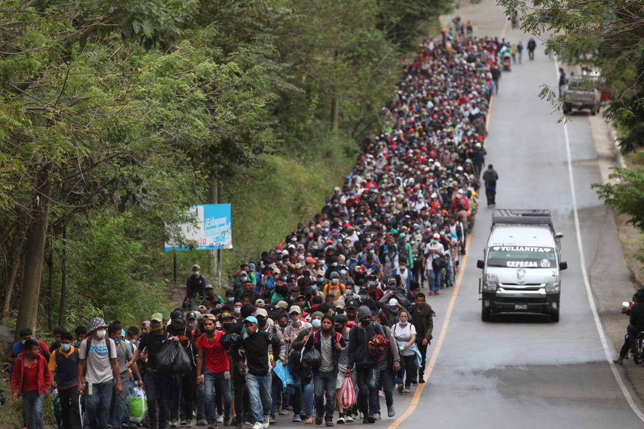 El grupo entró a Guatemala el 14 de enero. En esta fotografía durante su camino hacia la frontera con México el sábado 16 de enero, cerca de la ciudad guatemalteca de Chiquimula.
<br>