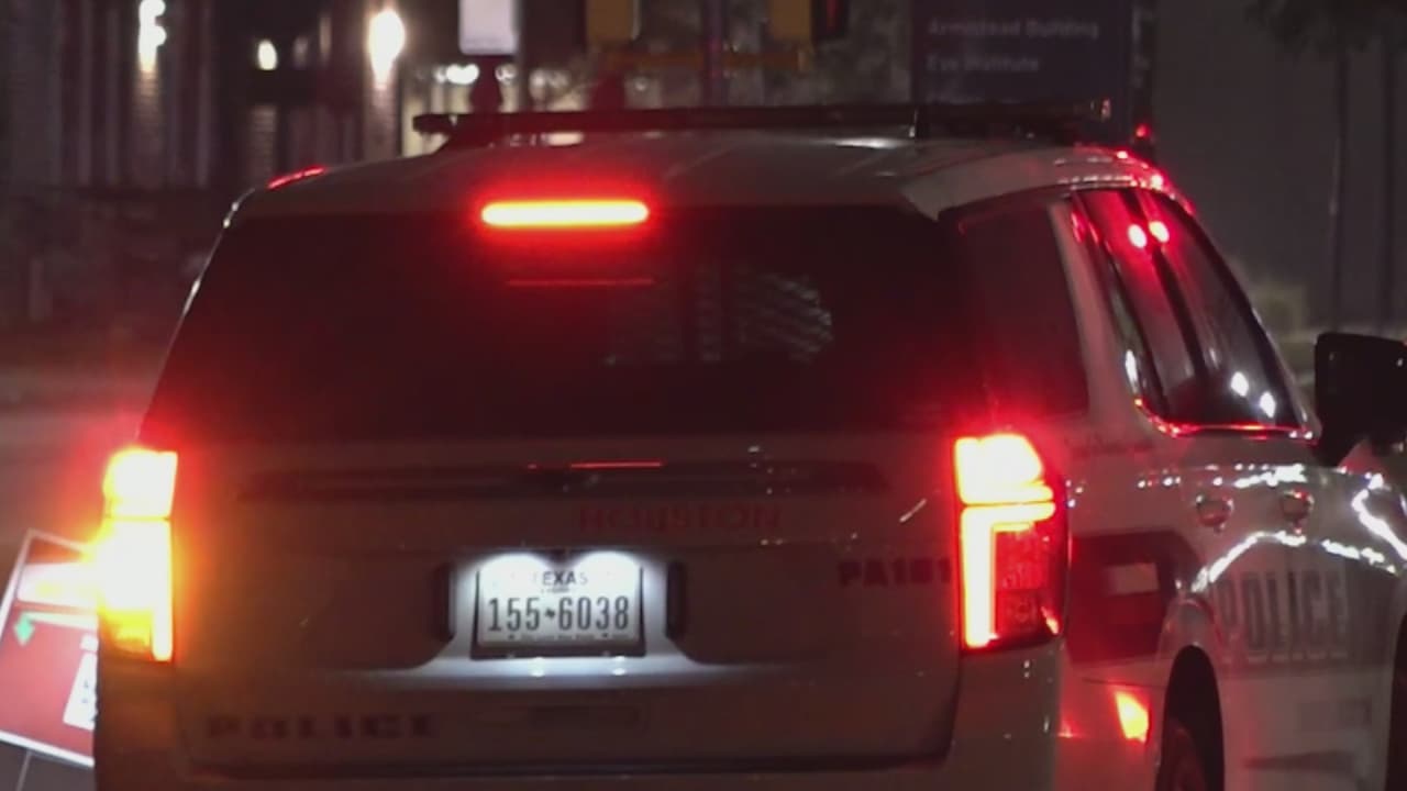 La mujer se encontraba en el estacionamiento de la universidad cuando fue sorprendida por un sujeto que la habría amenazado con un puñal, obligándola a subirse a su vehículo.