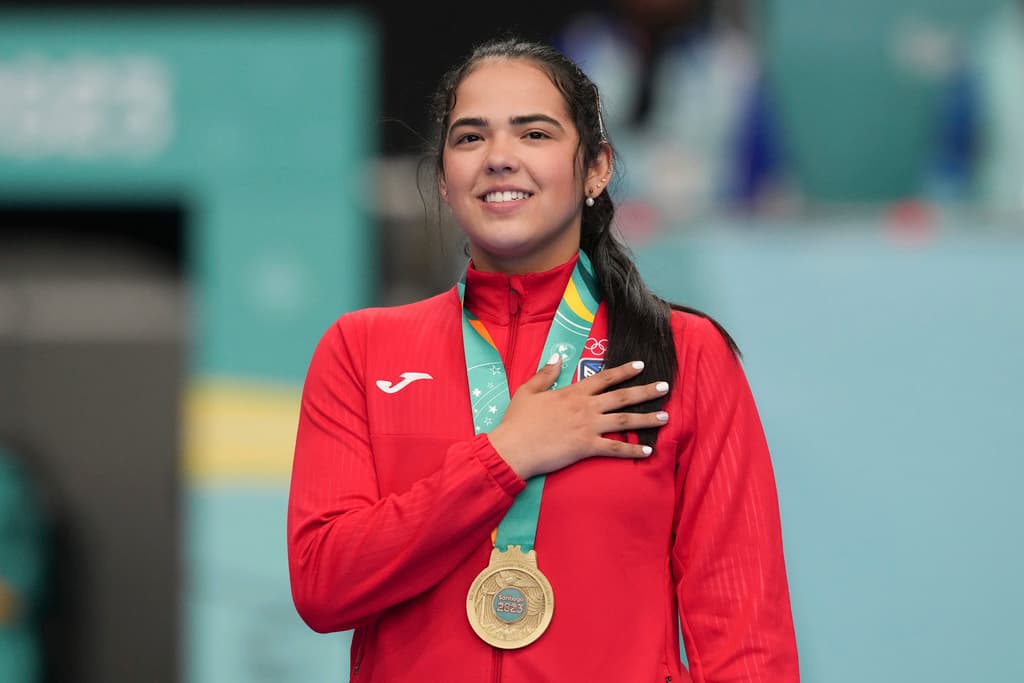 La puertorriqueña Adriana Díaz posa con su medalla de oro en el podio del tenis de mesa femenino en los Juegos Panamericanos en Santiago, Chile, el miércoles 1 de noviembre de 2023.