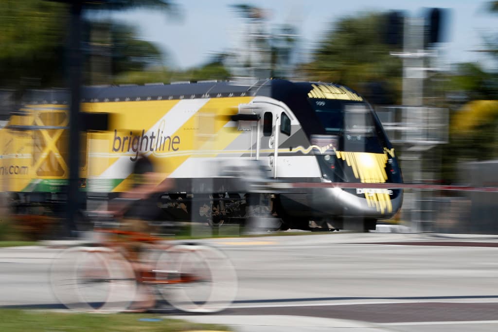 Choque de tren de alta velocidad con camión de bomberos deja varios heridos en Florida