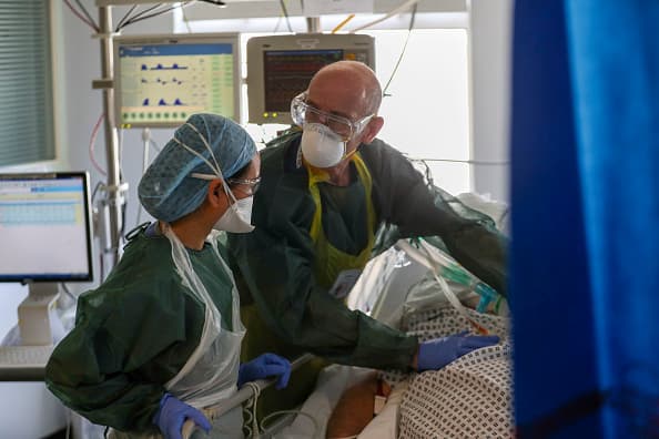 Hombre con covid-19 sufre un síntoma completamente inesperado (y algo vergonzoso): una erección de cuatro horas