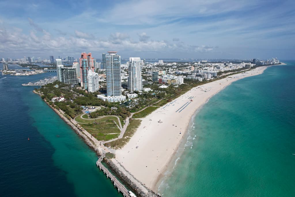<h2 class="cms-H2-H2">12.- Miami</h2>
<br>
<br>Se ubica Miami Beach, el glamoroso barrio famoso por sus coloridos edificios art déco, la arena blanca, los hoteles junto al mar y los clubes vanguardistas.