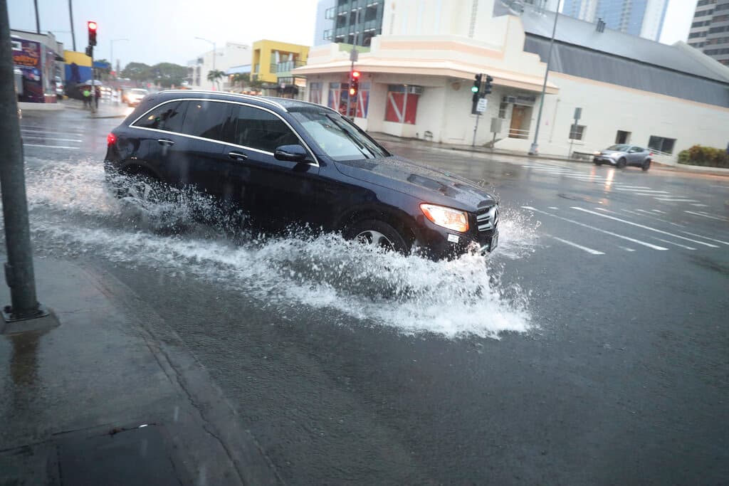 "Se esperan lluvias intensas con este sistema, capaces de producir inundaciones catastróficas 
<b>y fuertes vientos hasta el miércoles</b>", alertó NWS en Honolulu. Las islas de 
<b>Oahu y Kauai podrían ver lo peor de la tormenta este martes</b>. En Maui y la Gran Isla, que ya están saturadas "no va a hacer falta mucha lluvia adicional para que haya grandes problemas", indicó Robert Ballard, de la Administración Nacional Oceánica y Atmosférica (NOAA).