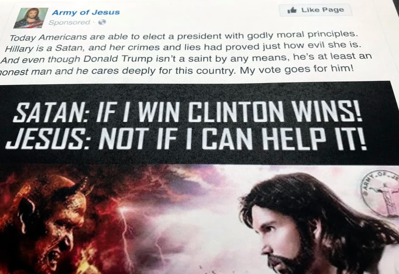 El grupo 
<i>Army of Jesus</i> (Ejército de Jesús, en español), pagó para publicar contenido que involucraba el nombre de 
<b><a href="https://www.univision.com/temas/hillary-clinton" target="_blank">Hillary Clinton</a></b> con temas religiosos y polémicos. Aquí se ve un diálogo en el que 'Satán' dice que "si gana Clinton, él gana".