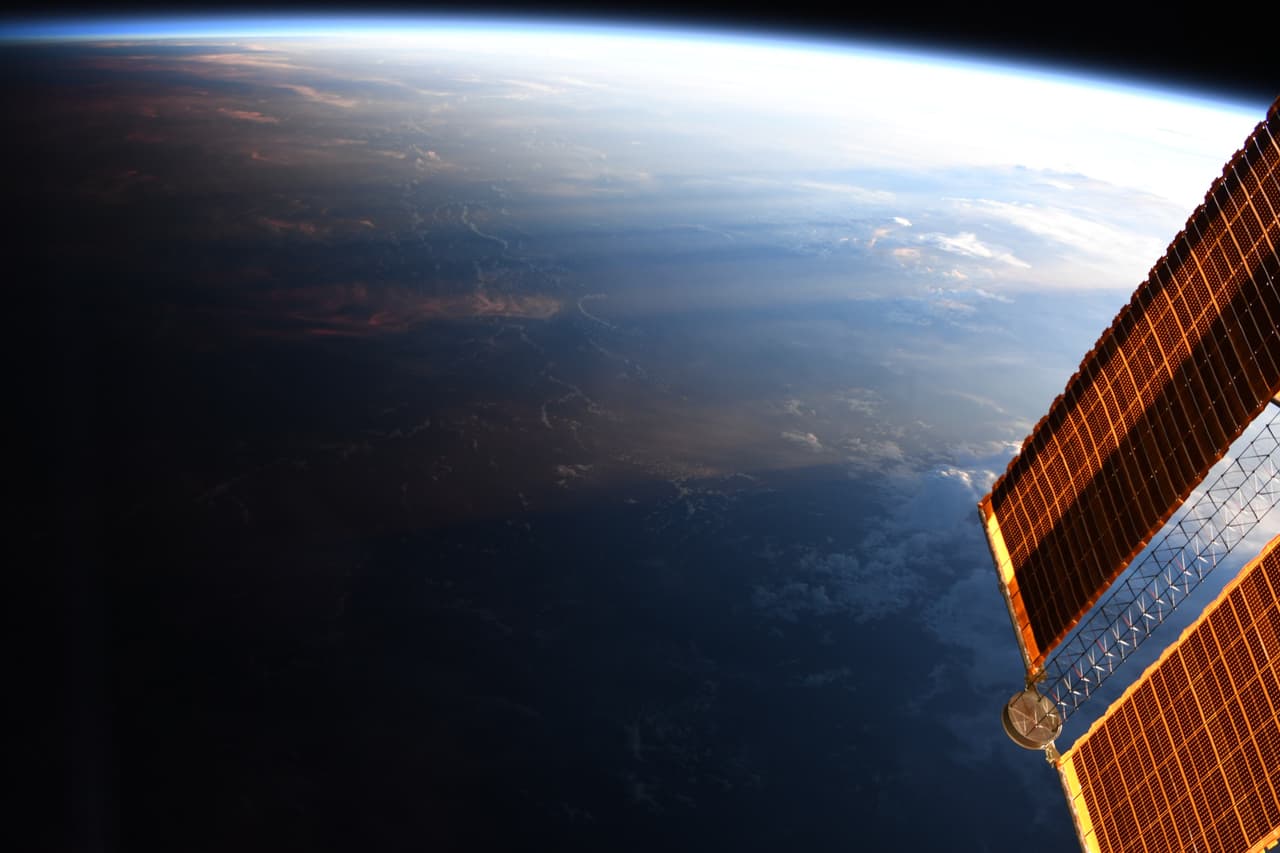“Un par de veces al año, la órbita de la @Space_Station se alinea sobre la línea de sombra día/noche en la Tierra. Estamos continuamente a la luz del Sol, nunca pasamos a la sombra de la Tierra desde el Sol, y la Tierra debajo de nosotros siempre está al amanecer o al anochecer. Hermoso momento para observar las nubes”, escribió la astronauta sobre esta imágen, tomada el 20 de mayo de 2019.
