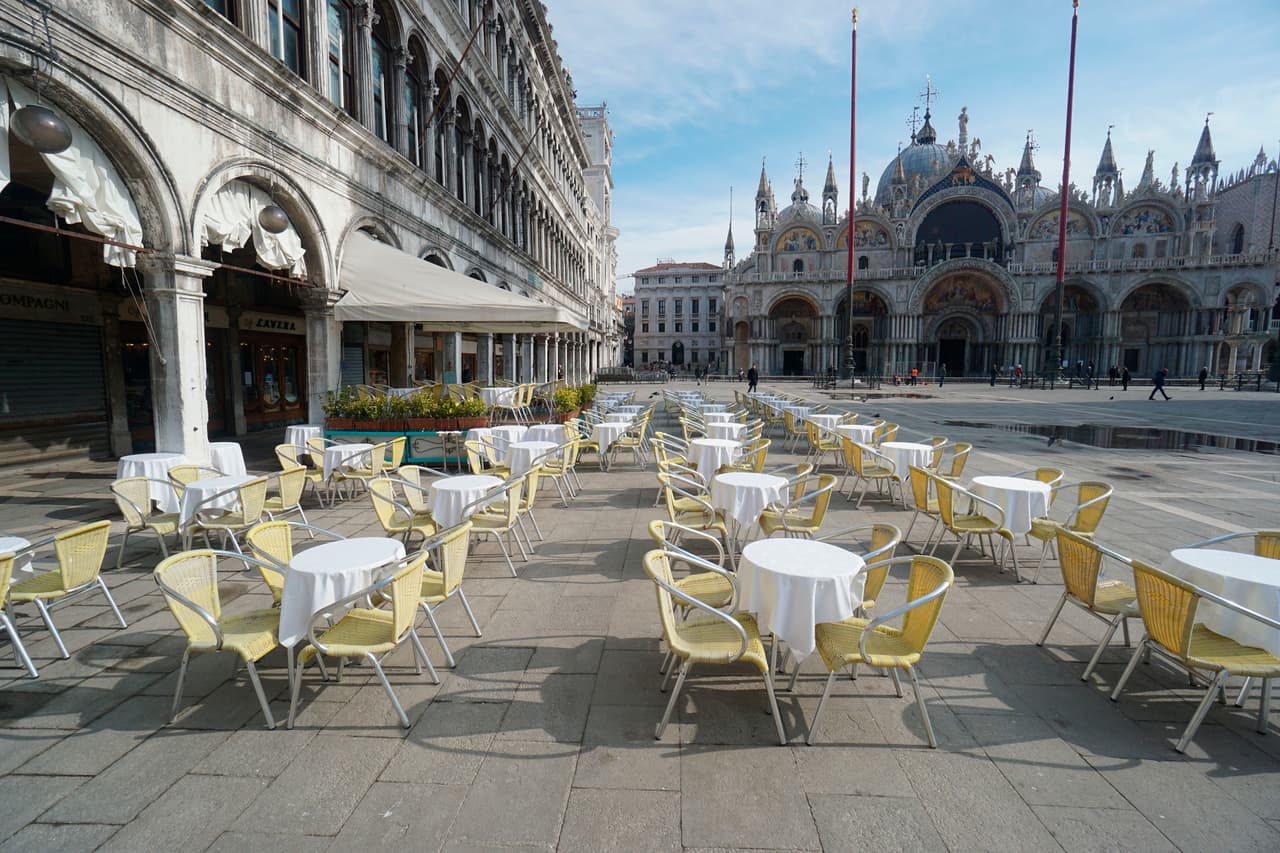 Sillas y mesas vacías en la Plaza de San Marcos en Venecia. Desde su aparición, a finales de diciembre, el nuevo coronavirus ha contagiado a 114,151 personas en 105 países y territorios hasta este martes 10 de marzo. De ellas, 4.012 han muerto.