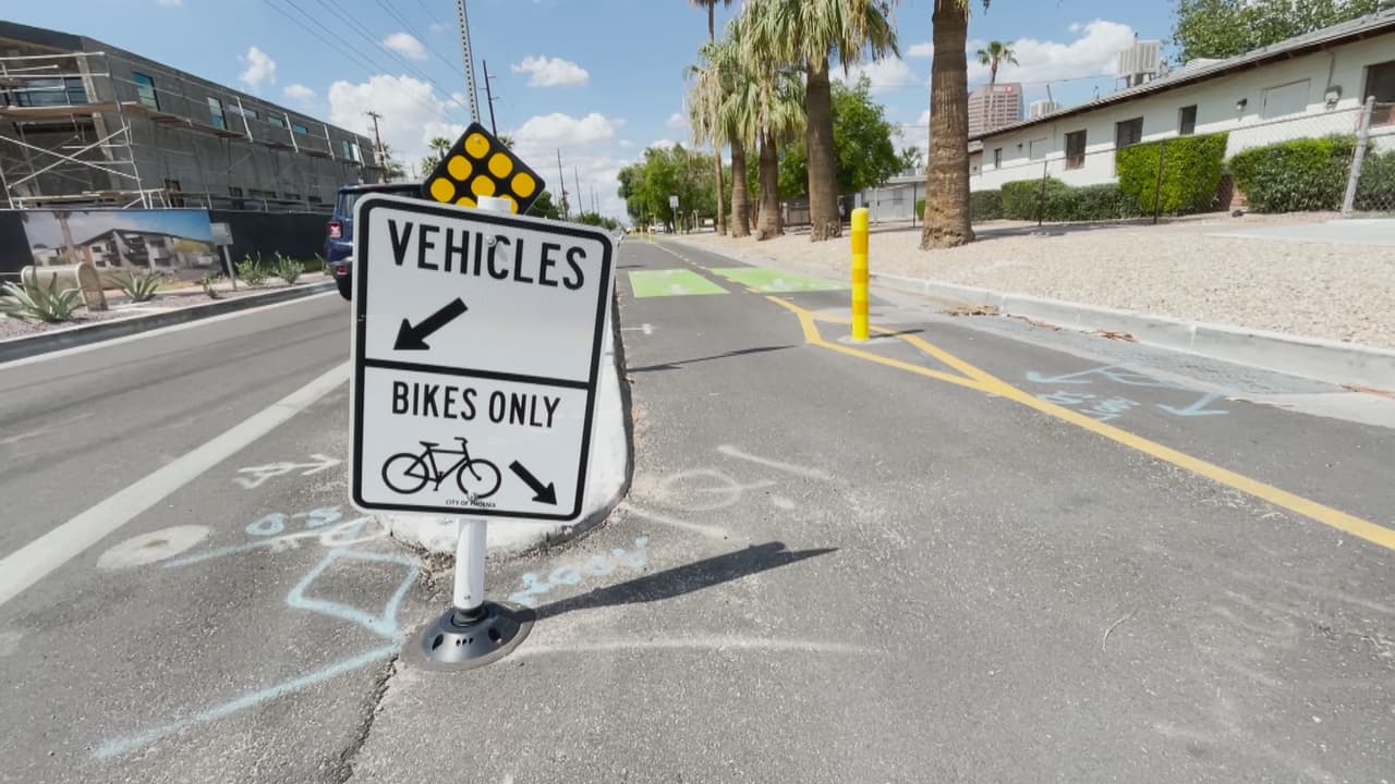 Ciclistas y automovilistas deben respetar los señalamientos viales; de lo contrario podrían enfrentar multas o peor aun, ocasionar serios accidentes. visite la página 
<a href="http://phoenix.gov/HEADSUP" target="_blank">phoenix.gov/headsup</a> para encontrar recursos y más información para manejar, caminar o andar en bicicleta de manera inteligente.