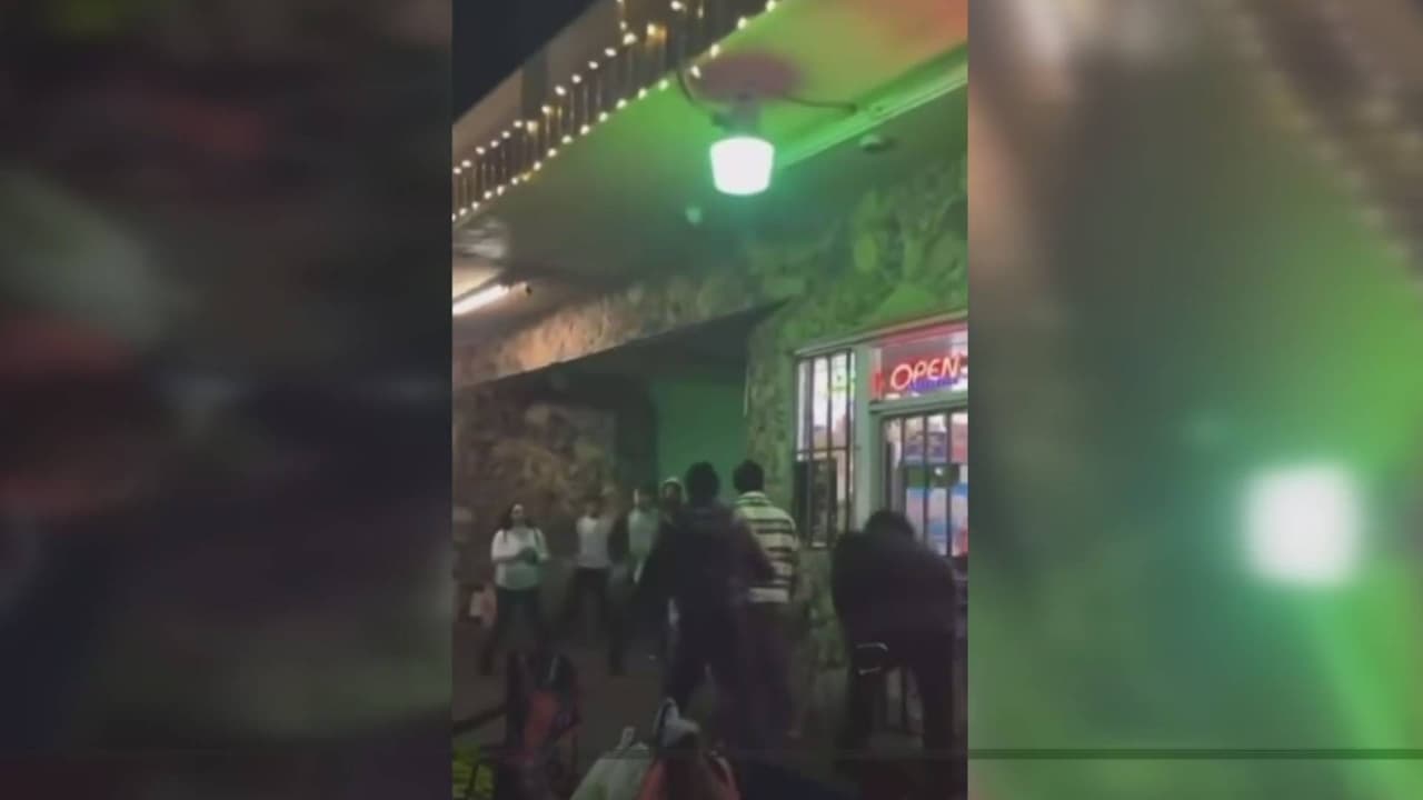 Podría estar relacionado con pandillas: revelan detalles tras apuñalamiento en un desfile de Navidad en el centro de California