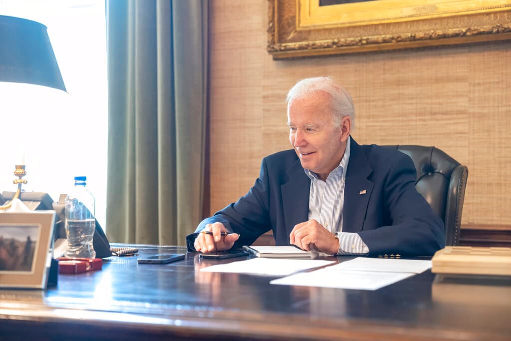 "Estoy bien y haciendo mucho trabajo": Biden confirma su contagio de covid y comenta que tiene síntomas leves