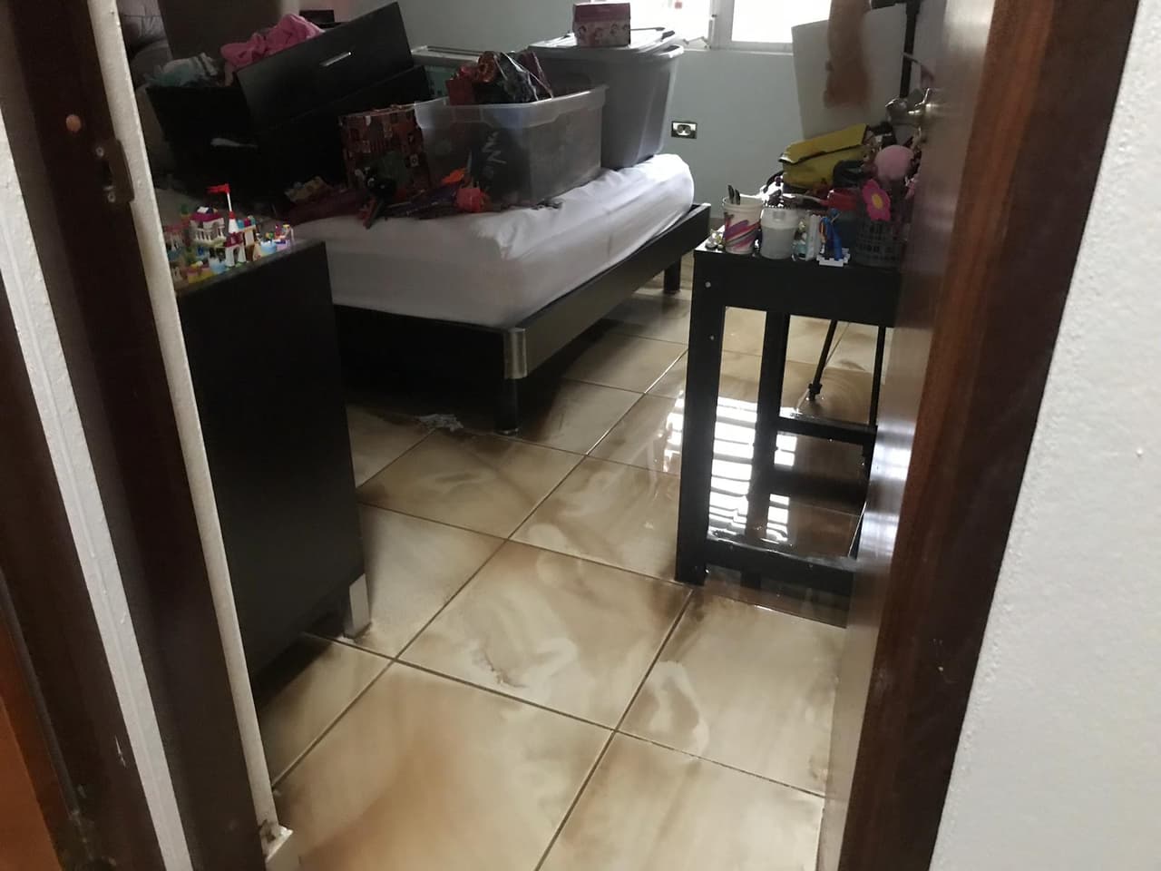 La residente narró que intentó salvar todas las cosas que pudo y calmar a su hija de 16 años, quien padece de una condición.
