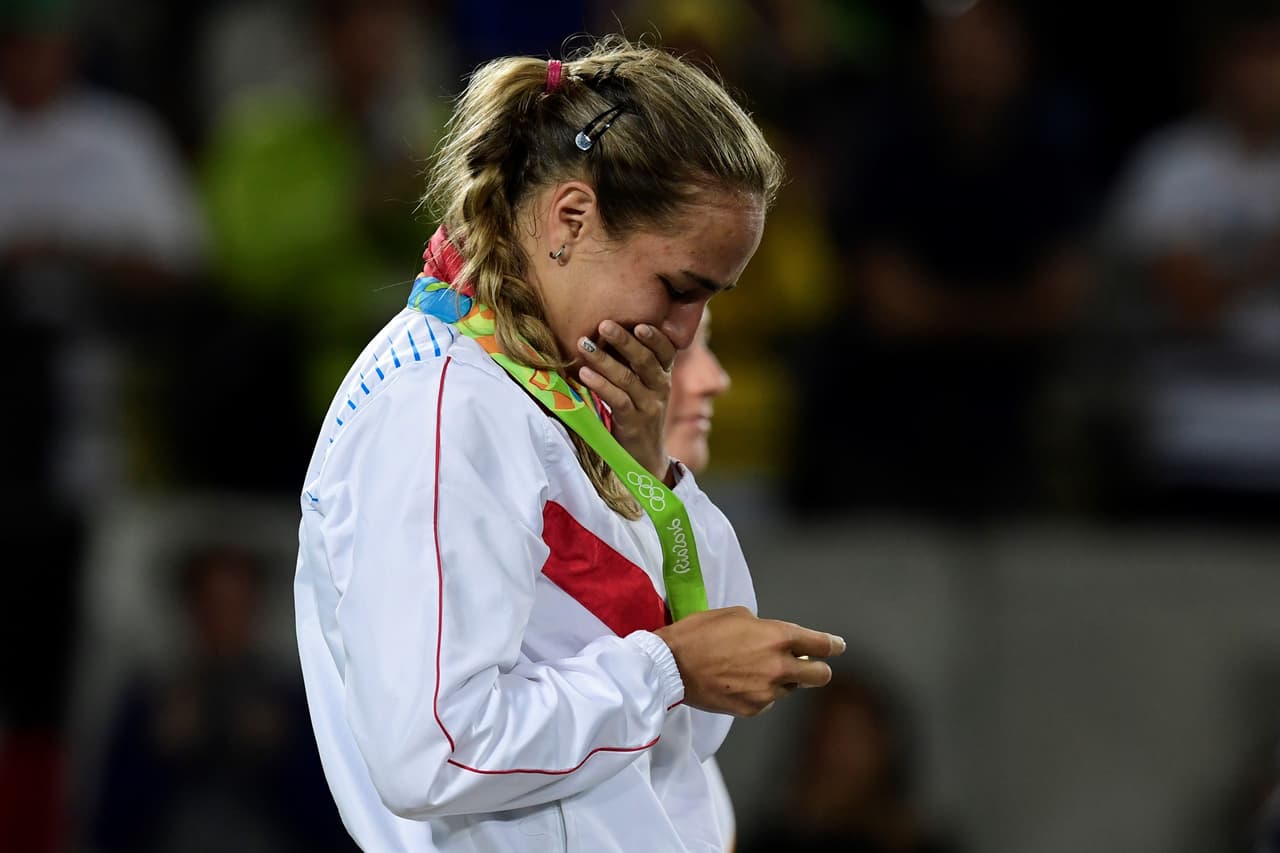¿Qué estaría pasando por la mente de Mónica Puig mientras miraba así su medalla de oro?