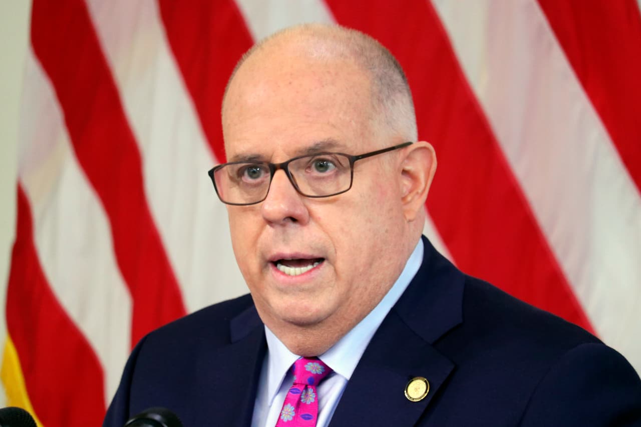 <b>Larry Hogan.</b> El republicano gobernador de Maryland, 
<a href="https://www.cnn.com/2020/11/23/politics/donald-trump-republicans-transition/index.html"><u>un crítico frecuente de Trump</u></a>, dijo en CNN el 22 de noviembre que el comportamiento de Trump era similar a los que se verían en una "república bananera". "Deje de jugar al golf y conceda", le dijo al presidente días antes en un tuit.