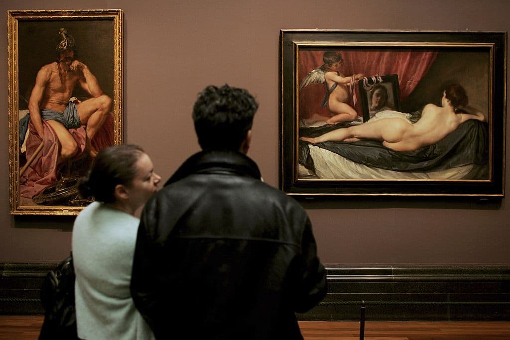 <b>La Venus del espejo - Diego Velázquez</b>
<br>El pintor español Diego Velázquez es reconocido por sus delicadas obras y su belleza fue perpetrada en 1914 en la Galería Nacional de Londres por una mujer llamada Mary Richardson, que protestaba porque las mujeres tuvieran derecho a votar.