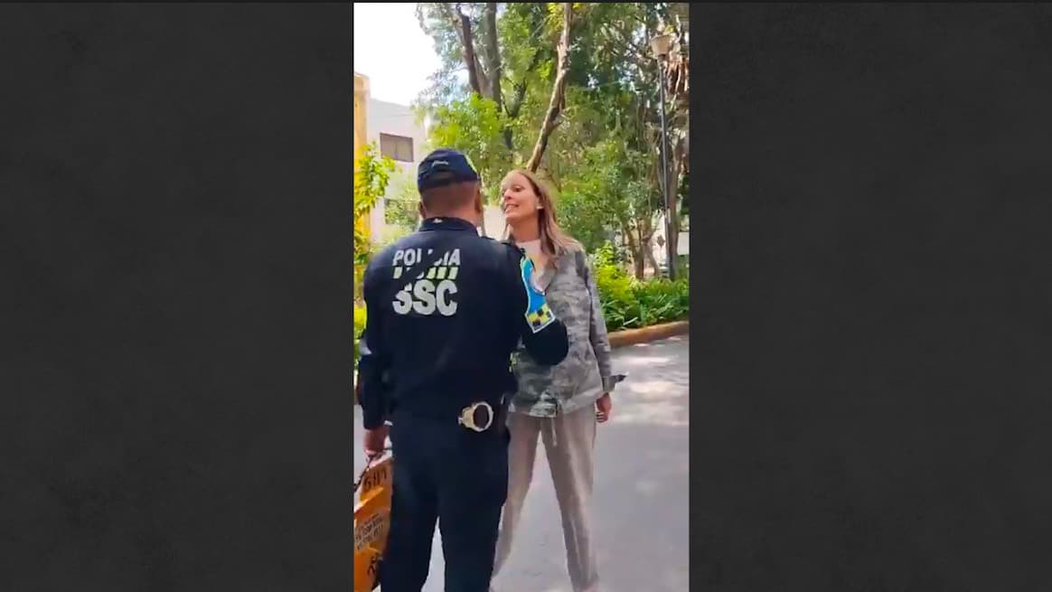 “Lady Racista”: una mujer se vuelve viral tras ataques racistas a un policía en Ciudad de México
