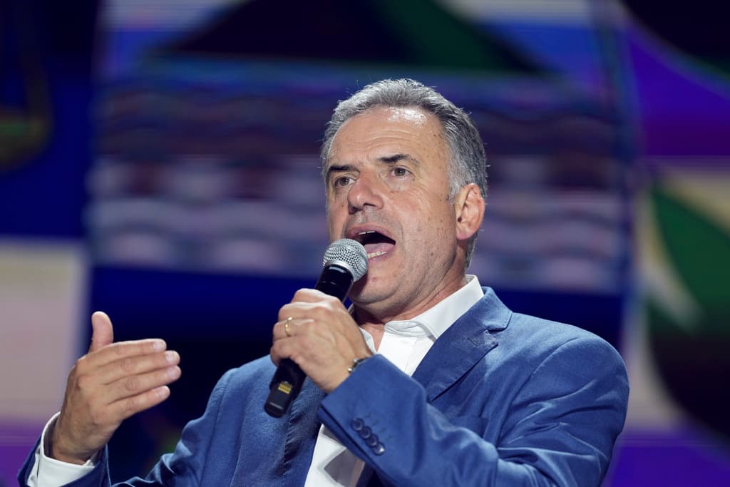 Yamandú Orsi es elegido como el nuevo presidente de Uruguay con el 94.4% de los votos escrutados