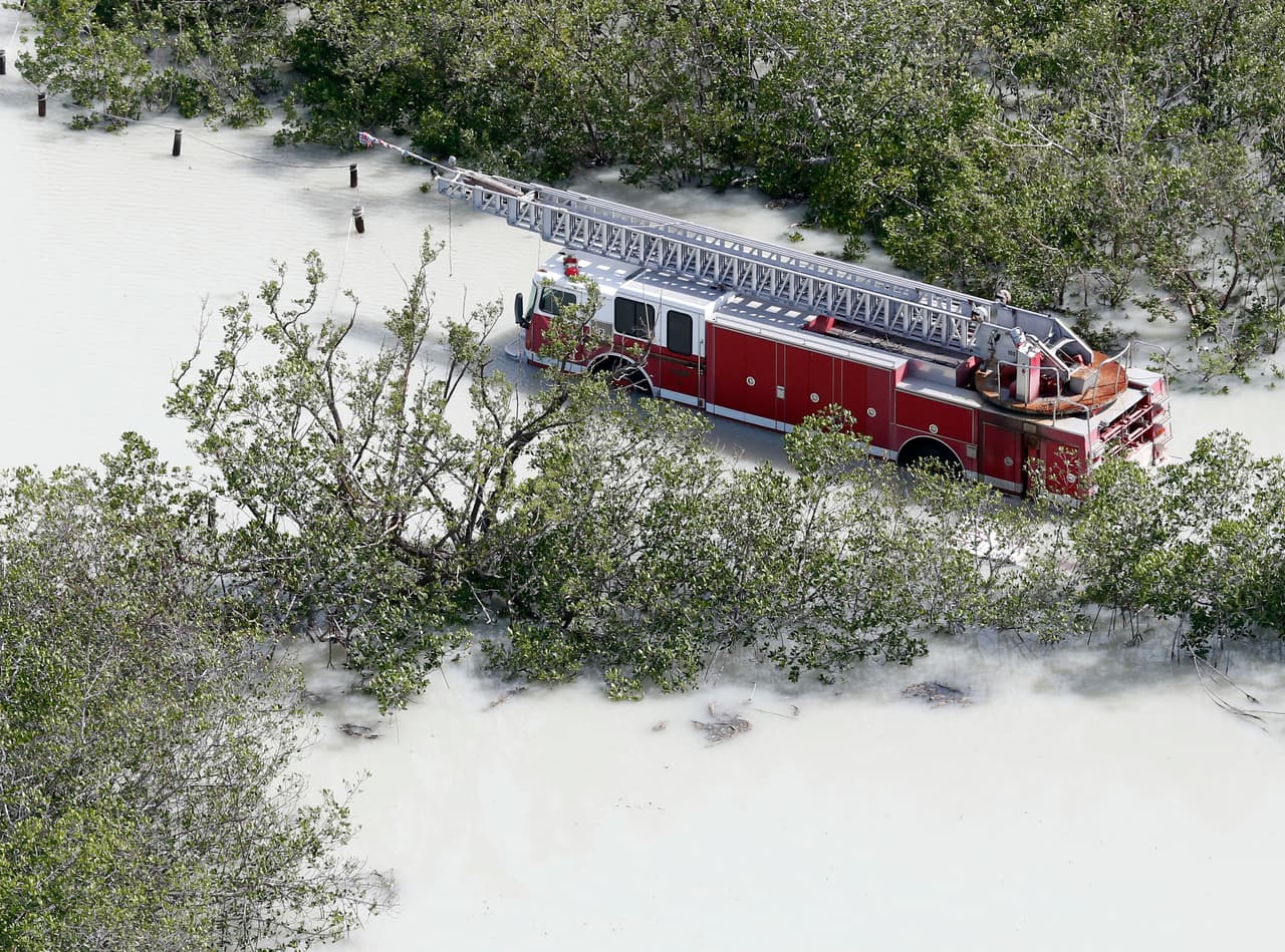 Un camión de bomberos atrapado en una inundación en Key Largo tras el huracán Irma.
