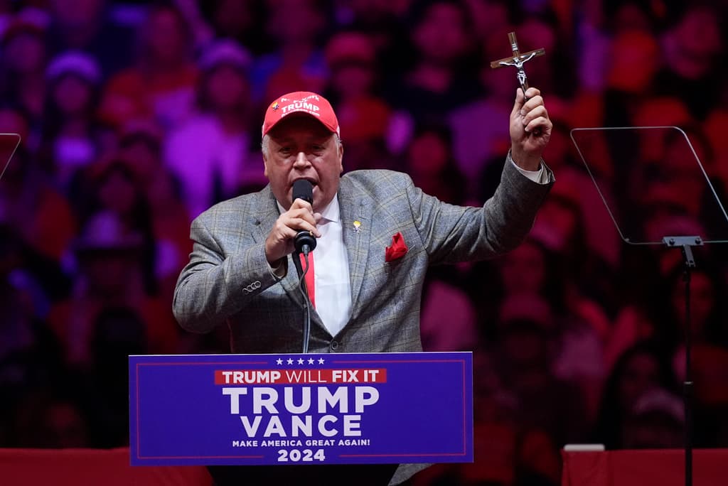 David Rem dijo que Kamala Harris era el 'Anticristo' y sacó un crucifijo en medio de su intervención en el mitin de Trump en el Madison Square Garden de Nueva York.