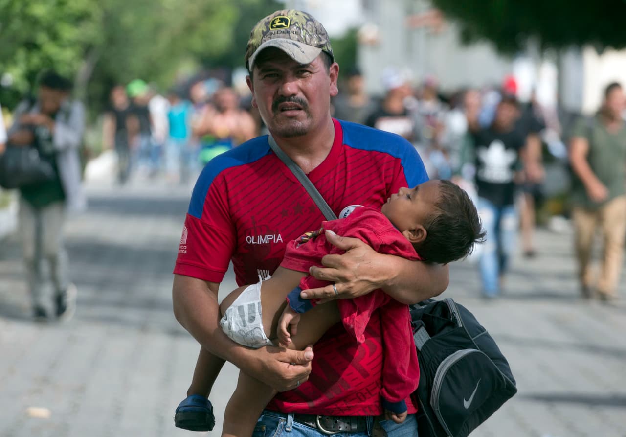 Un hondureño con su hijo en brazos en Chiquimula, Guatemala. Activistas hondureños en Estados Unidos advirtieron de los “graves riesgos” que corren los cientos de migrantes que se han incorporado a la marcha y 
<a href="https://www.univision.com/noticias/inmigracion/temen-manipulacion-politica-en-caravana-de-migrantes-hondurenos-a-guatemala-y-eeuu">temen que detrás haya una manipulación política.</a>
