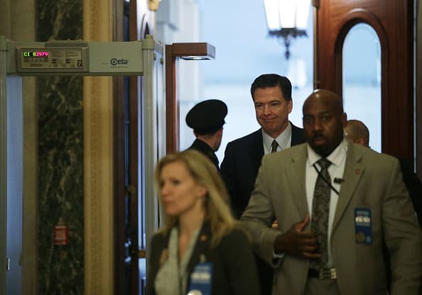 <b>6) ENERO 2017 - INVESTIGACIÓN DE LA INVESTIGACIÓN.</b> Luego de las idas y vueltas de Comey, todas las miradas estaban puestas en él. Por eso, el 12 de enero, apenas 8 días antes del fin del mandato de 
<b>Barack Obama</b>, el 
<b><a href="http://www.politico.com/story/2017/01/justice-department-watchdog-opens-review-of-clinton-email-investigation-233549" target="_blank">Departamento de Justicia anuncia que investigará el manejo de Comey</a></b>, quien desde el Partido Demócrata es señalado como un responsable directo en el resultado de la elección.