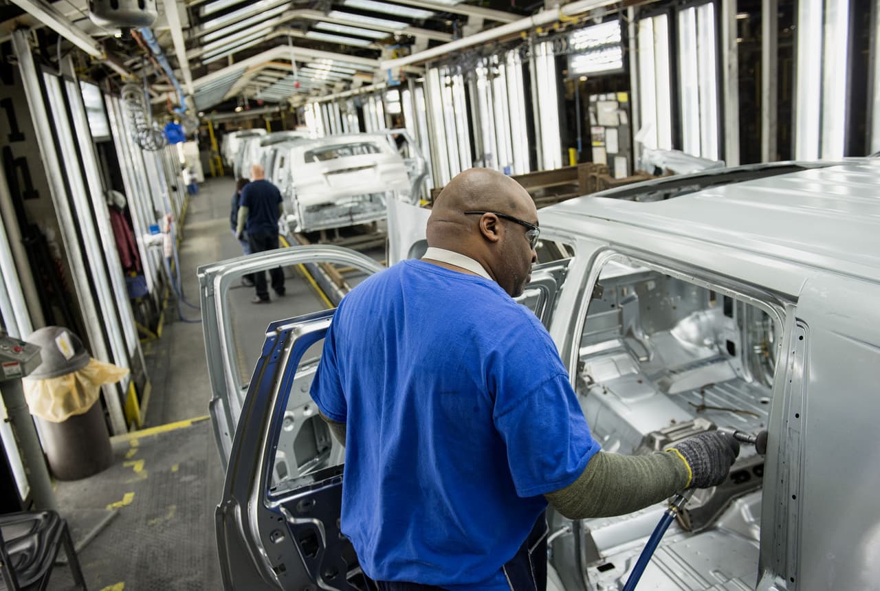 <b>Autos. </b>La industria en EEUU usa acero y aluminio por lo que los precios podrían verse impactados, aunque el gobierno advirtió que el costo será irrisorio. Pero el gobierno deslizó que impondría aranceles a autopartes y repuestos extranjeros. Muchos fabricantes se oponen a estas medidas. Por ejemplo, 
<a href="https://www.pbs.org/newshour/nation/gm-toyota-among-manufacturers-who-oppose-trump-call-for-auto-tariffs" target="_blank">General Motors advirtió</a> al Departamento de Comercio que la medida "amenaza con socavar la competitividad de GM contra productores extranjeros" al elevar el costo de componentes importados. 
<b><a href="https://www.americanactionforum.org/comments-for-record/comments-on-section-232-investigation-into-auto-imports/" target="_blank">Algunos pronósticos</a> de expertos indican que incluso los autos ensamblados en EEUU podrían subir al menos 1,260 dólares.</b>