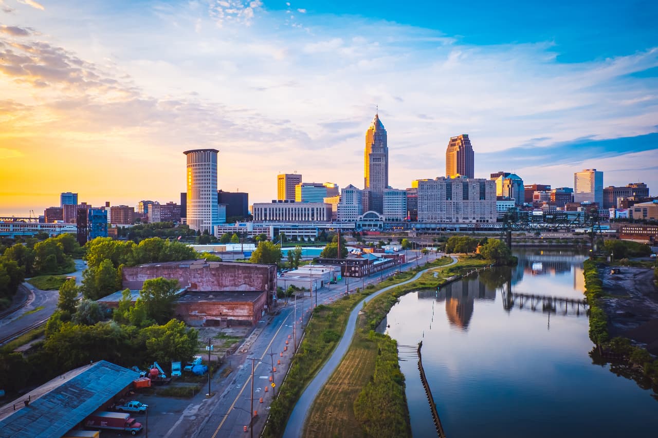<b>Puesto 18. Cleveland, Ohio</b>
<br>
<br>Aumento en el valor promedio de la vivienda en el último año: + 25.7% (+18,209 dólares).
<br>
<br>Valor promedio de la vivienda en mayo de 2021: 88,987 dólares.
<br>
<br>Variación de la población en un año: - 0.5% (- 2,116,habitantes).
<br>
<br>Población: 385,282 habitantes.
<br>
<br>Aumento del ingreso familiar promedio: +6.5% (+1,899 dólares)
<br>.
<br>Ingreso familiar promedio: 30,907 dólares.
<br>
<br>Según la investigación esta variación en los mercados responde al aumento poblacional. 
<a href="https://www.univision.com/local/houston-kxln/que-ha-influido-para-el-aumento-de-los-precios-y-la-demanda-de-viviendas-en-texas-video"><u>Algunos expertos creen que ha sido generado por el trabajo remoto y otros cambios que dejó la pandemia</u></a>.