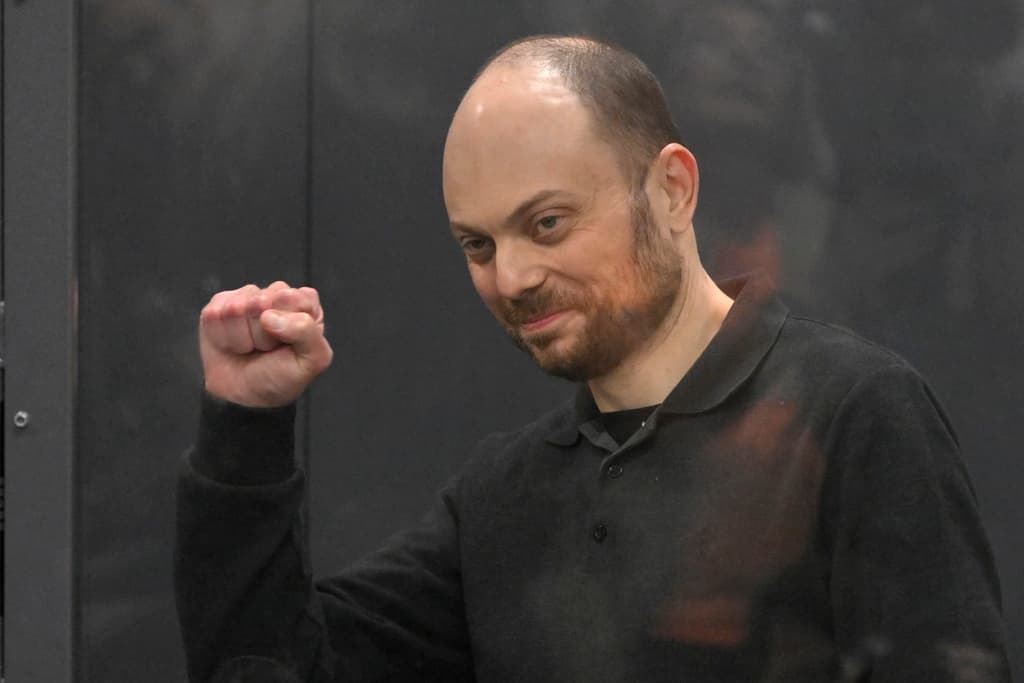 El disidente ruso Vladimir Kara-Murza hace un gesto desde una jaula de cristal durante una audiencia de apelación en la Corte Municipal de Moscú, Rusia, el 31 de julio de 2023.