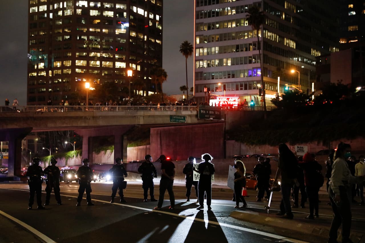 El LAPD advirtió que "no se permitirá un comportamiento peligroso", y que, además, 
<b>tomará medidas "contra cualquier persona que ponga en peligro a otros manifestantes pacíficos, agentes de policía y el público en general".</b>