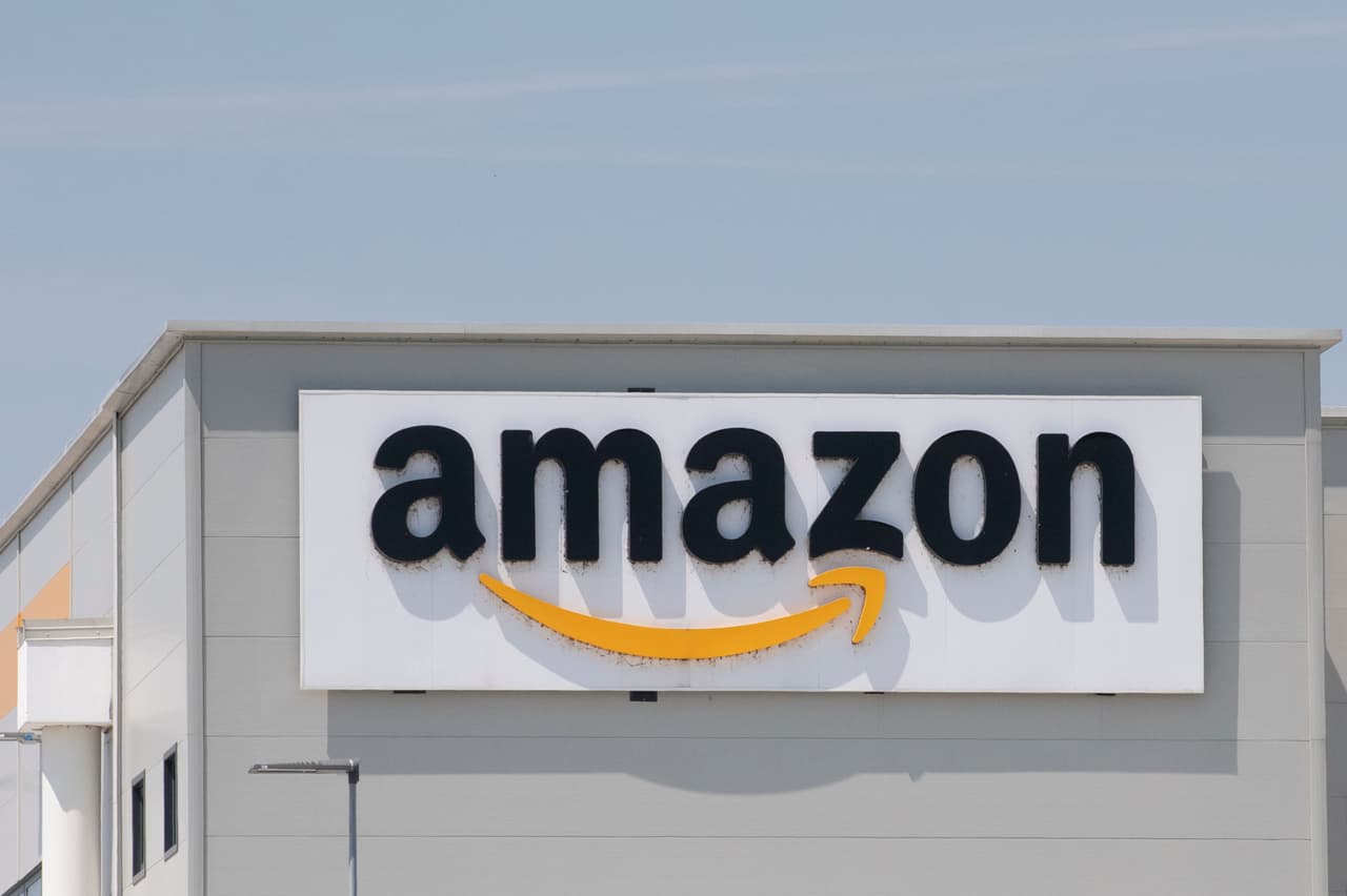 <b>Puesto 2. Amazon</b>
<br>
<br>Valor de la marca en 2021: 254,200 millones de dólares.
<br>
<br>Cambio en el valor de la marca de 2020 a 2021: +15.1% (+33,400 millones de dólares).
<br>
<br>Sector: tecnología y ventas.
<br>
<br>País: Estados Unidos.
<br>
<br>Después de destronar a Walmart como la marca minorista más valiosa del mundo en 2019, el negocio de Amazon experimentó un gran auge cuando la pandemia llevó a muchos consumidores a comprar en línea. El precio de sus acciones se duplicó desde marzo de 2020 hasta mayo de 2021, y el valor de su marca ha aumentado en decenas de miles de millones.
<br>
<br>Perdió su lugar como la marca más valiosa del mundo en 2021, pero es una de las de más rápido crecimiento en el mundo.
<br>