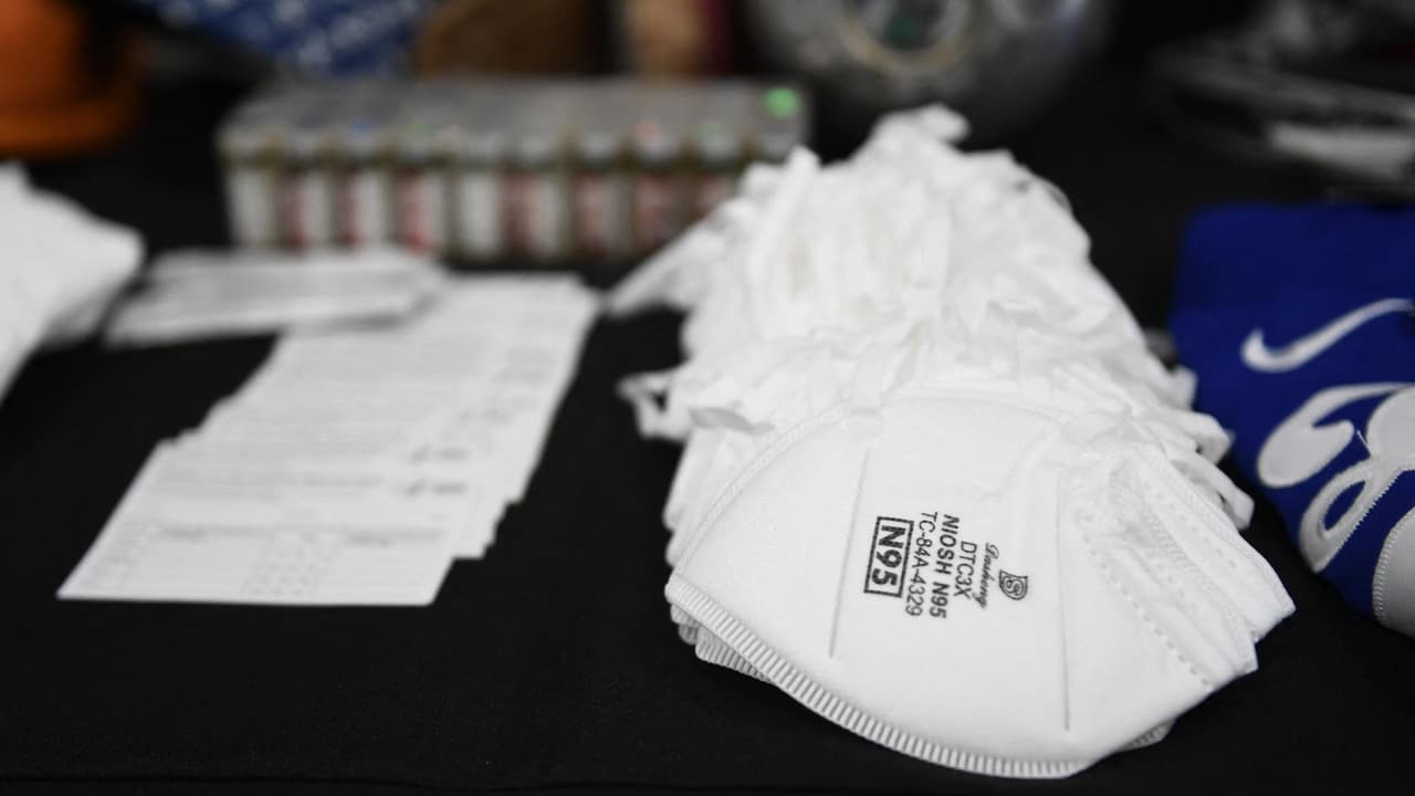 Desde el 27 de enero empezaron a ser entregadas las mascarillas tipo N95. Quienes las necesiten, pueden acudir a las farmacias distribuidoras para pedirlas sin costo. 
<b><a href="https://www.univision.com/local/fresno-kftv/mascarillas-n95-cuantas-veces-usarl-proteccion-covid-19" target="_blank">Más información aquí</a></b>.