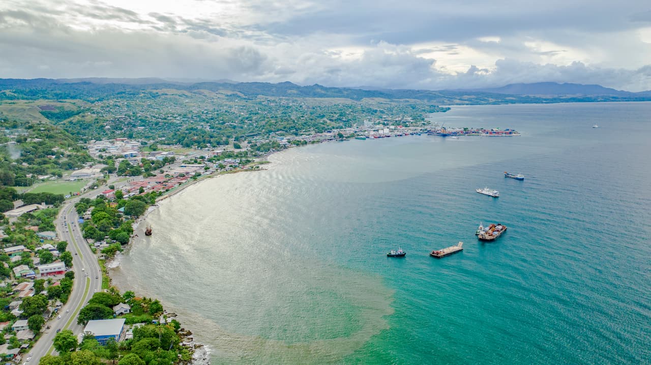 <h2 class="cms-H2-H2">5-</h2>
<h2 class="cms-H2-H2">Islas Salomón</h2>
<br>
<br>El modelo desarrollado para determinar los sitios 
<b>con más posibilidades de sobrevivir un apocalipsis nuclear</b> tiene en cuenta los siguientes factores: la capacidad del lugar para producir alimentos (particularmente agrícolas) sin depender de las cadenas de suministro, el estado de sus comunicaciones e infraestructuras, sus fuentes de energía y su resiliencia frente a los cambios repentinos de temperatura. 
<br>
<br>De acuerdo con estas variables, el quinto sitio lo ocupan las islas Salomón, 
<b>un archipiélago en Oceanía cuya superficie suma unos 28,800 kilómetros cuadrados –un tamaño similar al de Vermont–</b>, donde viven unas 702,000 personas, según el estimado para 2022 del 
<i>World Factbook</i> de la CIA. Su abundante producción de comida en circunstancias normales y su remota localización les otorga una característica de “refugio natural”, de acuerdo con el estudio.