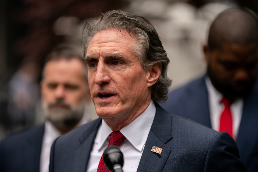El gobernador de Dakota del Norte, Douglas Burgum.