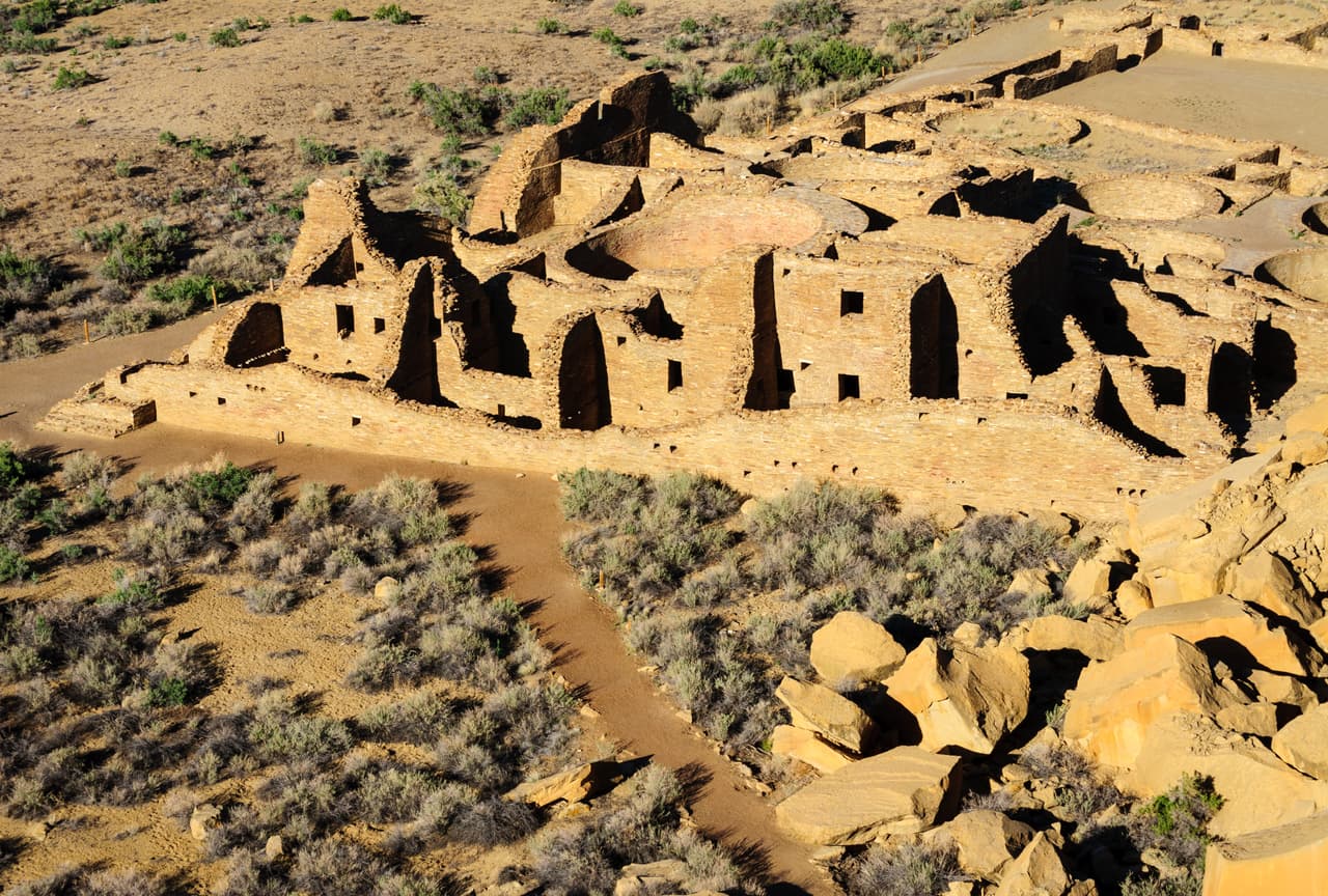 El cañón del Chaco fue un centro importante de la cultura de los indios pueblo entre los años 850 a.d. y 1250 d.C. Los emplazamientos del Chaco son parte de la tierra de origen de los indios pueblo de Nuevo México, los indios hopi de Arizona y los indios navajo del sudoeste.
<br>