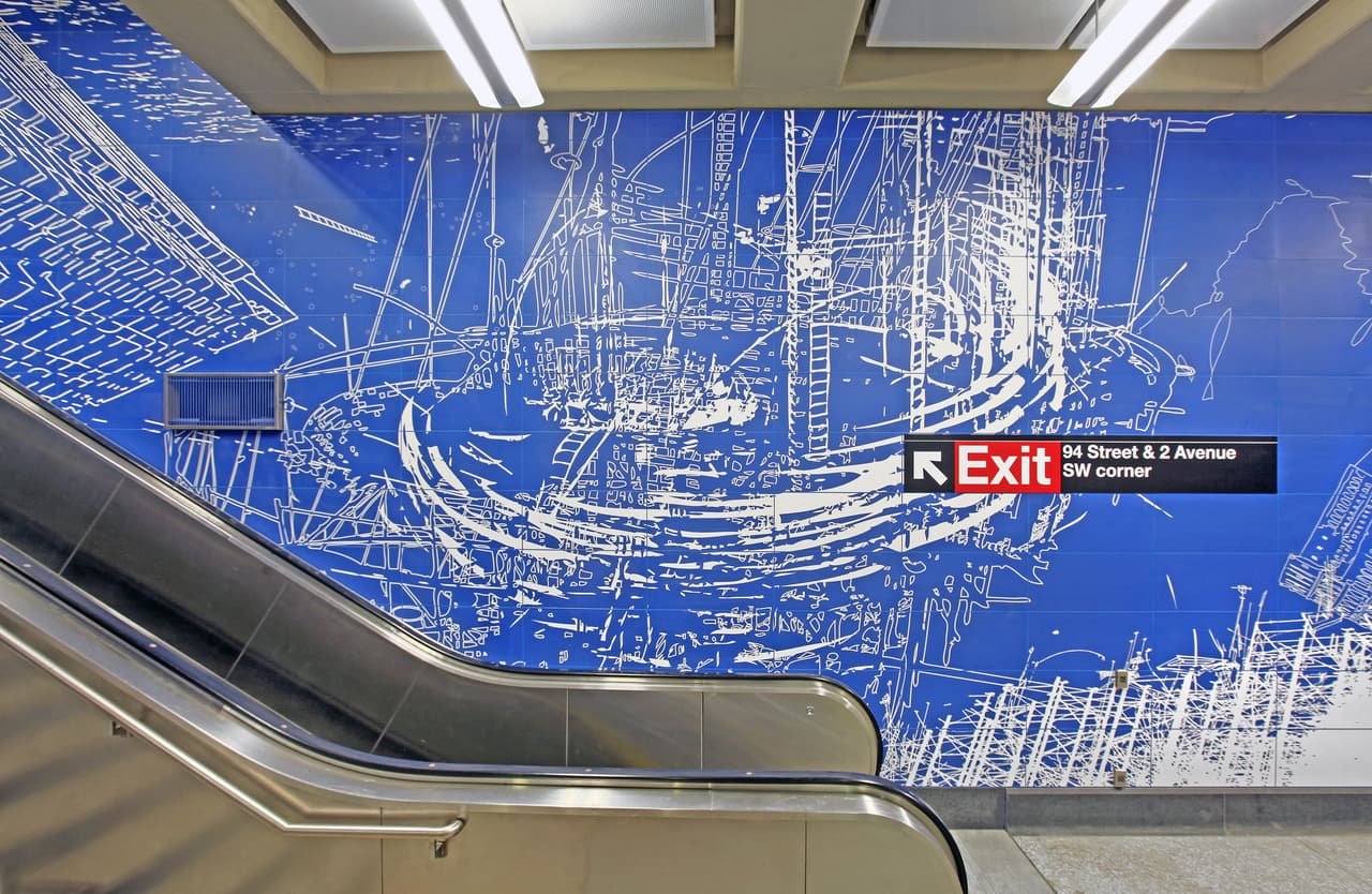 “Blueprint for a Landscape”, de Sarah Sze, parece improvisar el tsunami cuyos vientos mecerían el rostro de cada pasajero que llega y se va. En él, Sze pone a volar hojas, pájaros, papel, andamios.
