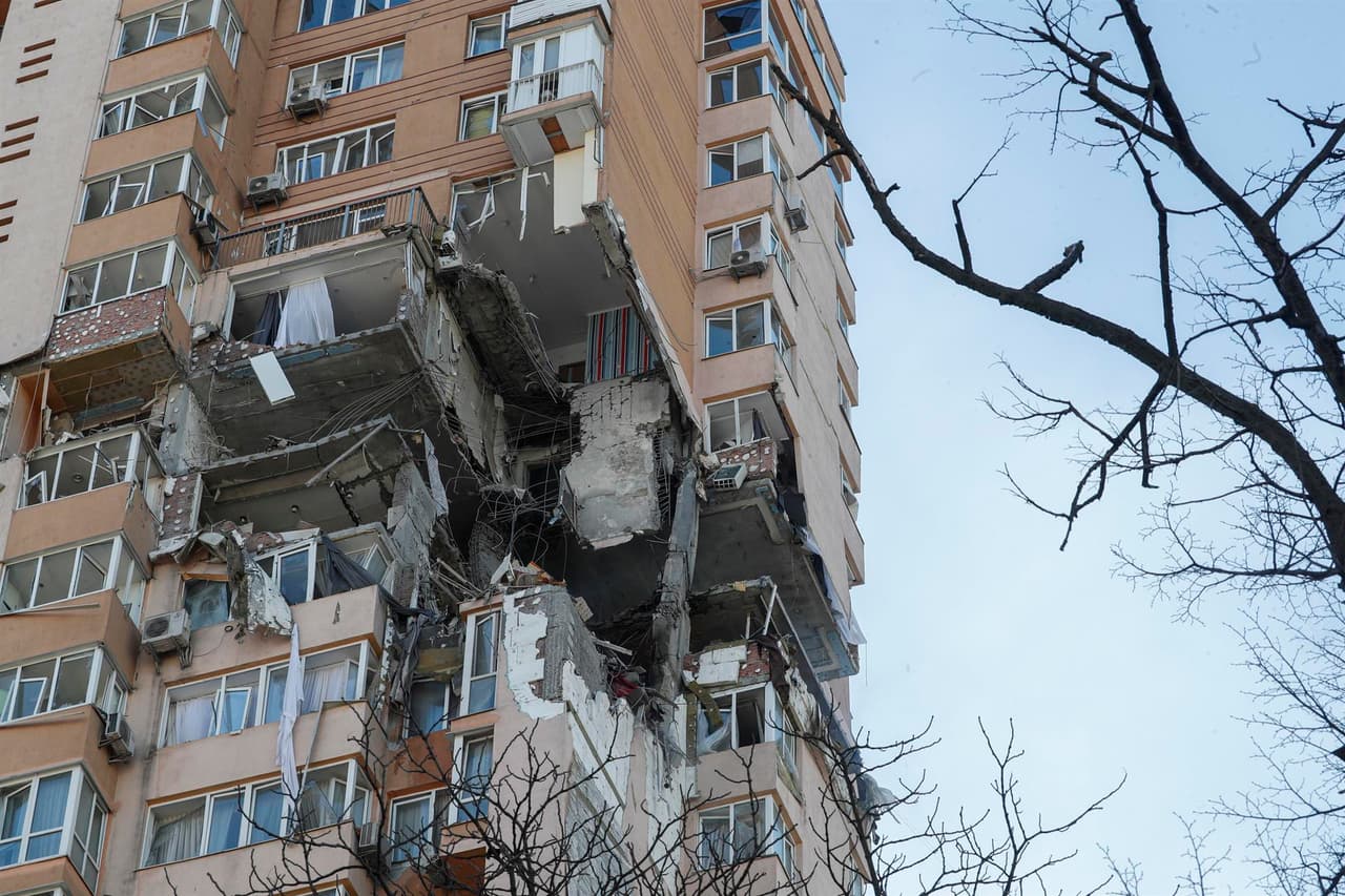 La invasión rusa a Ucrania avanzó por todo el país en su segunda jornada y se intensificó en la capital, Kiev, con la llegada de tropas rusas. 
<br>Daños en 
<a href="http://uni.vi/S33z103qPQE" target="_blank">un edificio de apartamentos en Kiev tras el impacto de un misil</a> disparado por aviones militares rusos que participan en la invasión a Ucrania.