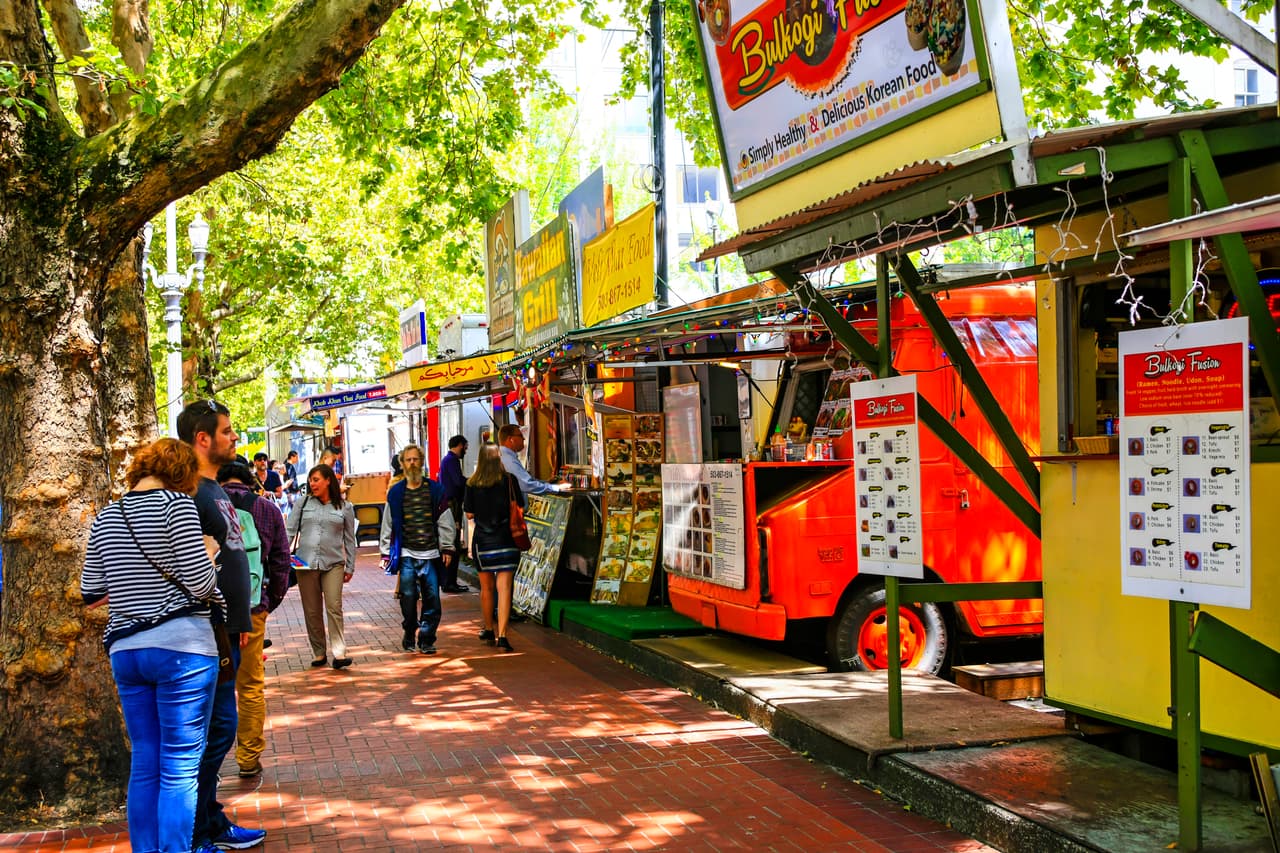 Portland, Oregon es la 8 ciudad más feliz en Estados Unidos.
<br>
<br>Puntaje: 52.37/72.39.
<br>Rango de entretenimiento y recreación: 13/182.
<br>Rango de vida nocturna y fiestas: 7/182.
<br>Rango de costos: 117/182.
