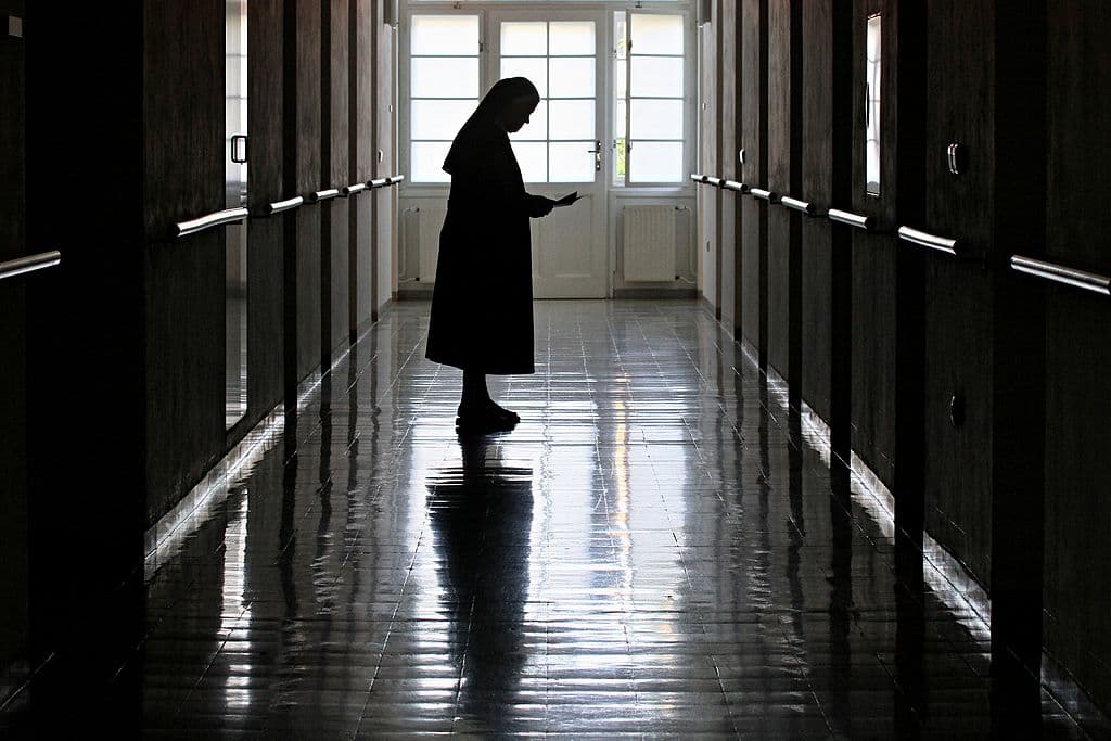 Una monja se declara culpable de robar más de 835,000 dólares de su escuela para gastarlos en casinos y compras