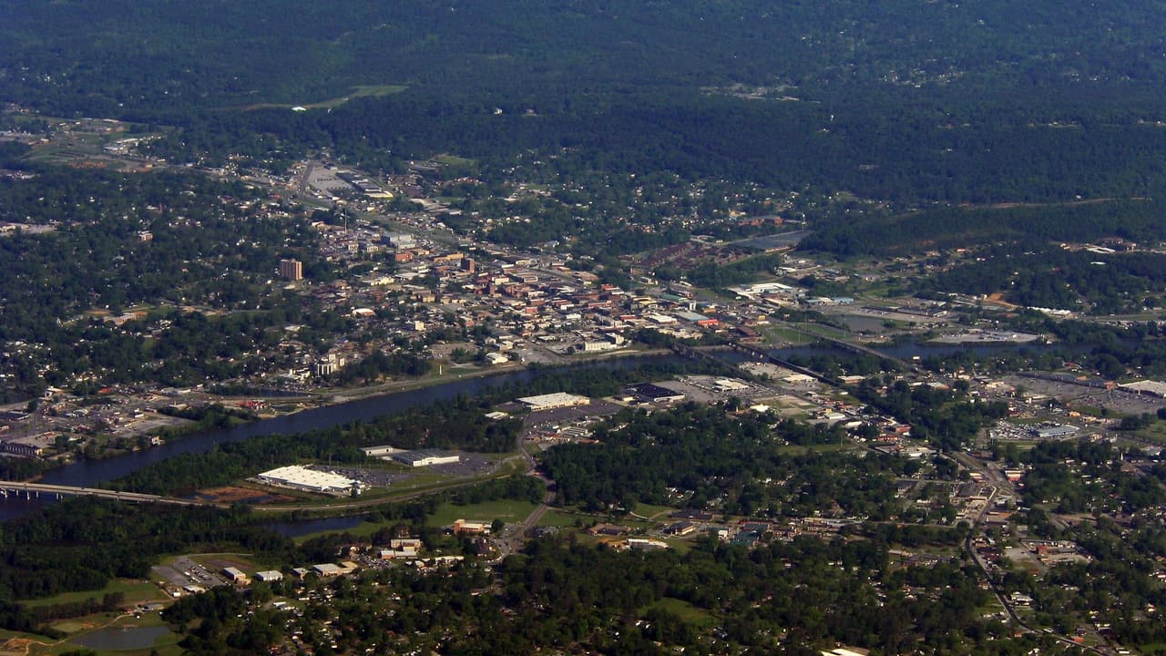 <h3 class="cms-H3-H3">9. Gadsden, Alabama</h3>
<br>
<br>💸 
<b>Ingreso familiar promedio: </b>$45,298
<br>
<br>💸
<b> Tasa de pobreza: </b>16.8%
<br>
<br>💸 
<b>Hogares con ingresos anuales menores a $10,000: </b>8.1%
<br>
<br>💸 
<b>Adultos con educación universitaria: </b>18.2%
<br>
<br>💸 
<b>Tasa de desempleo (2021): </b>7.5%
<br>