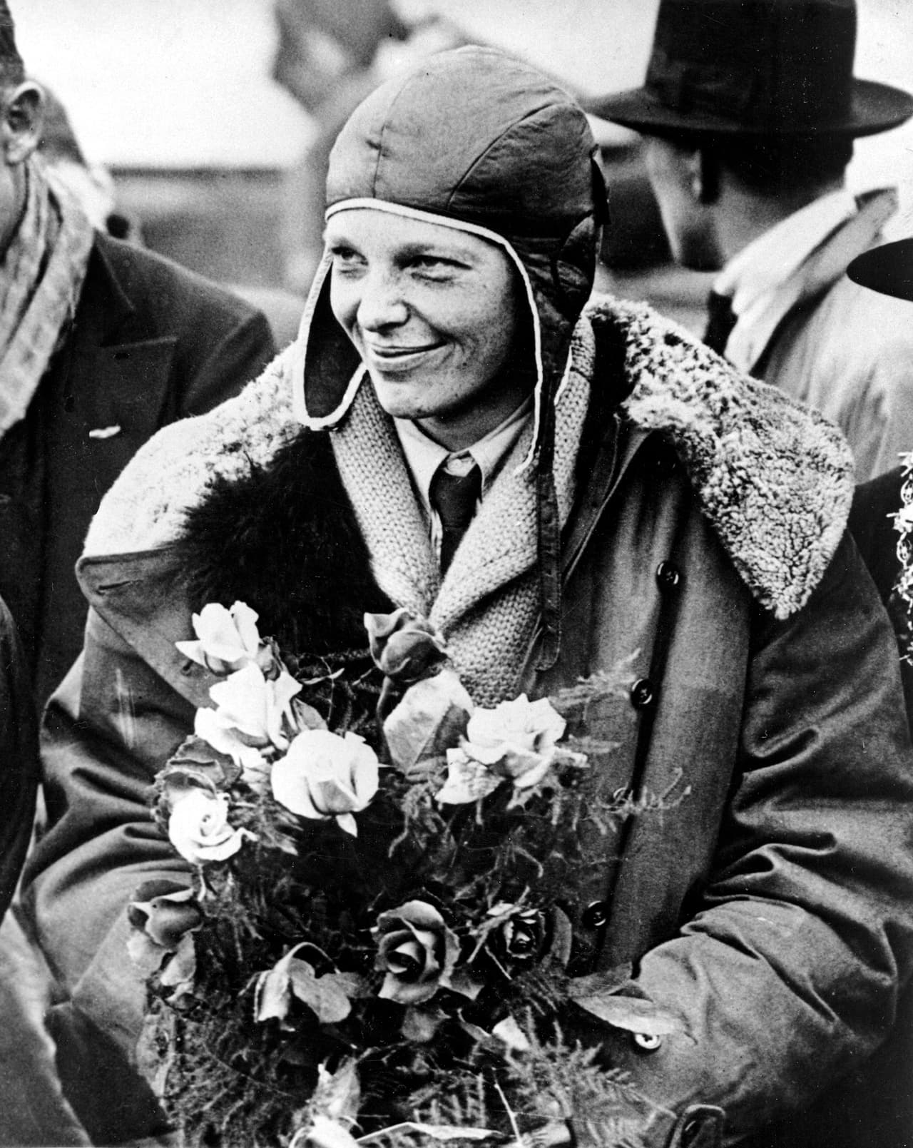 Earhart es considerada una pionera y una de las grandes aviadoras de la historia. Fue la primera mujer en cruzar sola el Atlántico. En la imagen, Amelia Earhart en su llegada a Southampton, Inglaterra, después de su vuelo transatlántico el 26 de junio de 1928. La primera mujer en volar a través del Atlántico. 
<br>