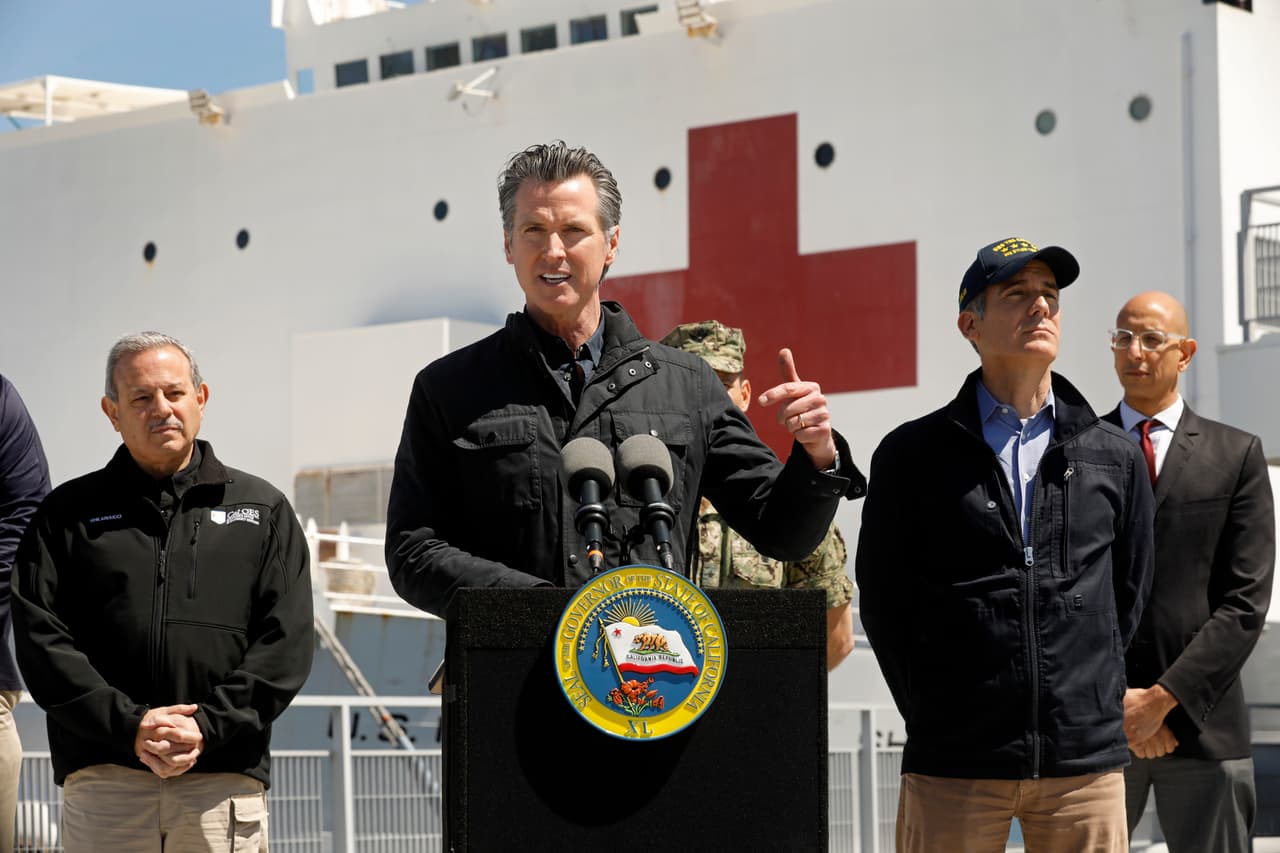 <b>27 DE MARZO.</b> Newsom agradeció al presidente Donald Trump el envío del buque hospital Mercy de la Armada de los EE. UU. para atender a pacientes que no tienen coronavirus, permitiendo que los hospitales del área de Los Ángeles sirvan a quienes tienen contrajeron el virus.
