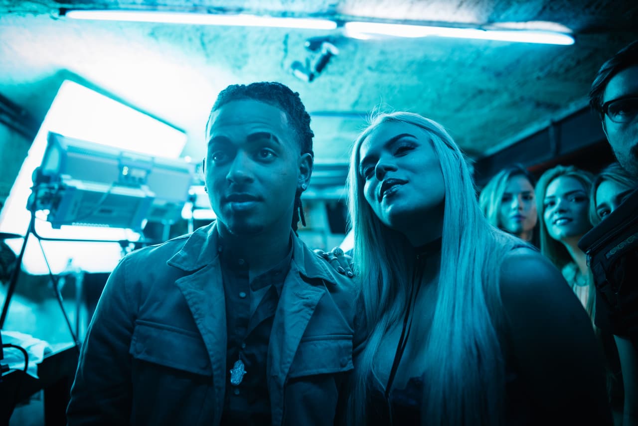 Estreno: Karol G viene "arriesgada" en su nuevo tema 'Hello' featuring Ozuna