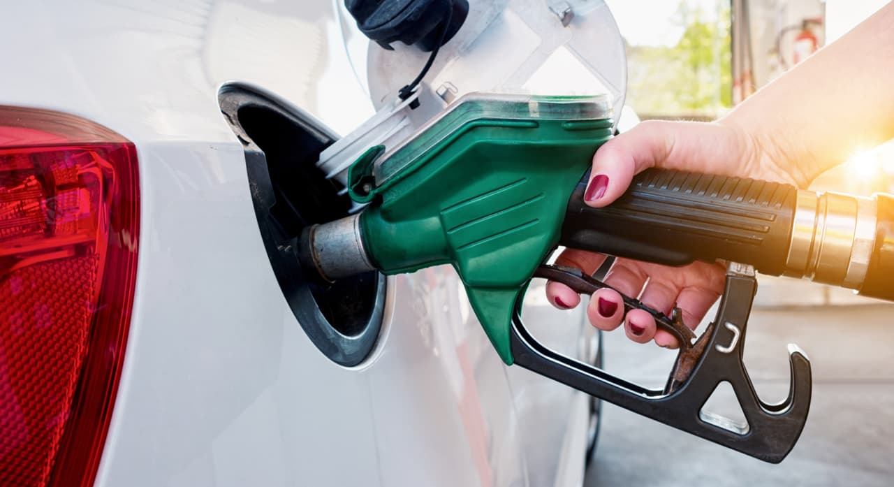 <b>Gasolina</b>.
<br>
<br>Según los cálculos de FlexJobs.com, si su viaje diario es de solo 10 millas de ida y 10 millas de vuelta acumularía 624 dólares al año solo en gasolina para ir a trabajar. Eso suponiendo que llena el tanque solo una vez por semana y consume 20 millas por galón a un precio promedio de 2.60 dólares.
<br>
<br>Según CNBC, Facebook es uno de los primeros en adoptar una postura formal sobre los salarios remotos. “Ajustaremos el salario a la ubicación" para fines fiscales y contables, 
<a href="https://www.cnbc.com/2020/05/21/zuckerberg-50percent-of-facebook-employees-could-be-working-remotely.html"><u>dijo Mark Zuckerberg, CEO de la compañía</u></a>. "Habrá graves consecuencias para los que no sean honestos en esto", agregó el ejecutivo.