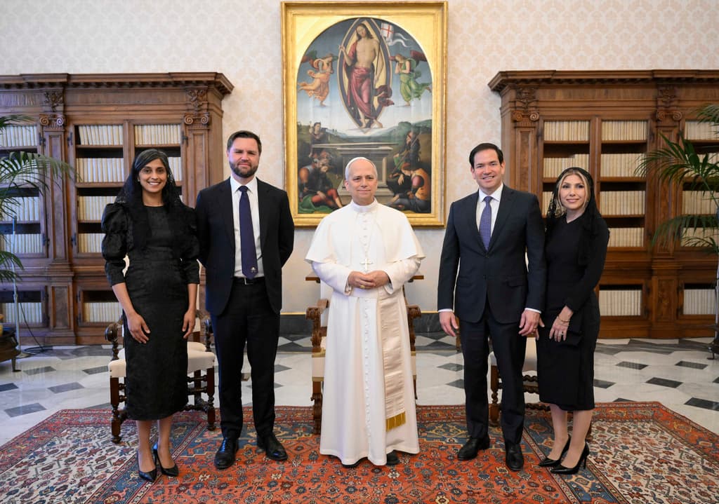 León XIV, el primer papa estadounidense, recibió este lunes a los dos más prominentes católicos del gobierno de Donald Trump: el vicepresidente, JD Vance, y el secretario de Estado, Marco Rubio. En el encuentro también estuvieron sus esposas: Usha Vance y Jeanette Dousdebes Rubio. (Vatican Media via AP)