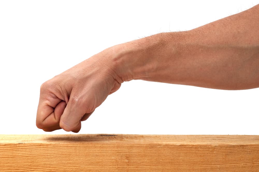 Toca madera, para evitar la mala suerte o que no te pase nada negativo.
<br>Algunos creen que proviene de que la cruz de Jesús era de madera, entonces pedíamos su protección.