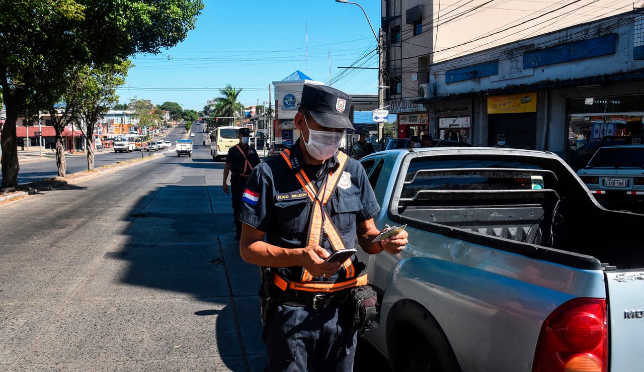 Roban una mochila llena de dinero, pero al escapar la olvidan en un coche abandonado 