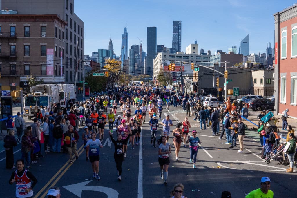 Joven muere tras caer desde un tercer piso mientras observaba el maratón de Nueva York: lo que se sabe