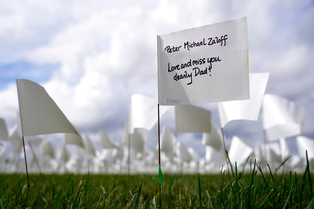 La intención de
<i> 'In America: Remember'</i> es que cada una de las banderas tenga escrito un mensaje personalizado de los seres queridos en honor a la memoria de algún familiar que hayan perdido a causa de la pandemia de covi-19.