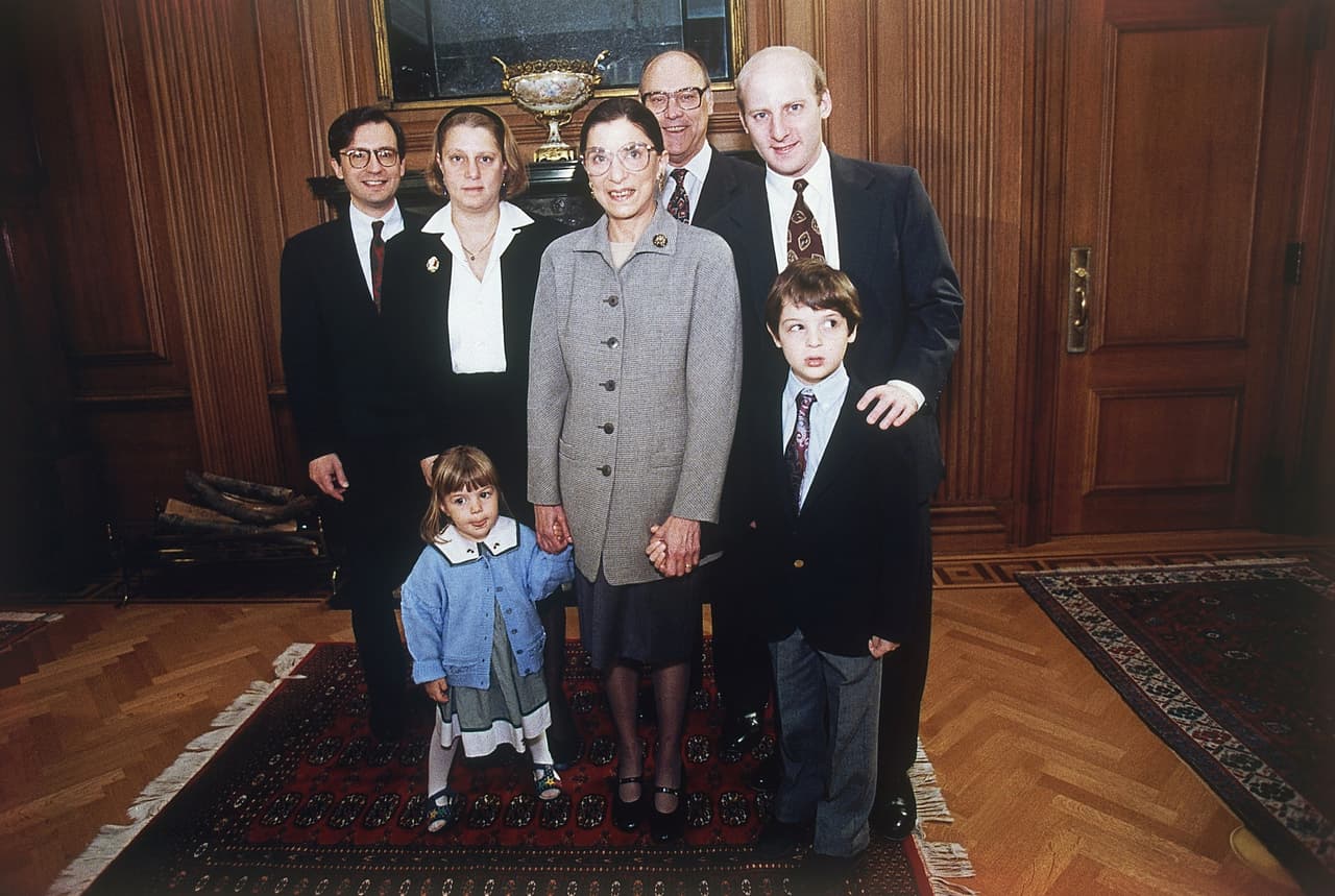 En 2000 estuvo en desacuerdo con la decisión de la Corte Suprema que favoreció a George W. Bush como victorioso en la elecciones presidenciales, una de las más estrechas en la historia del país y que fue resuelta finalmente por el máximo tribunal. En la imagen la magistrada con su familia en 1993.