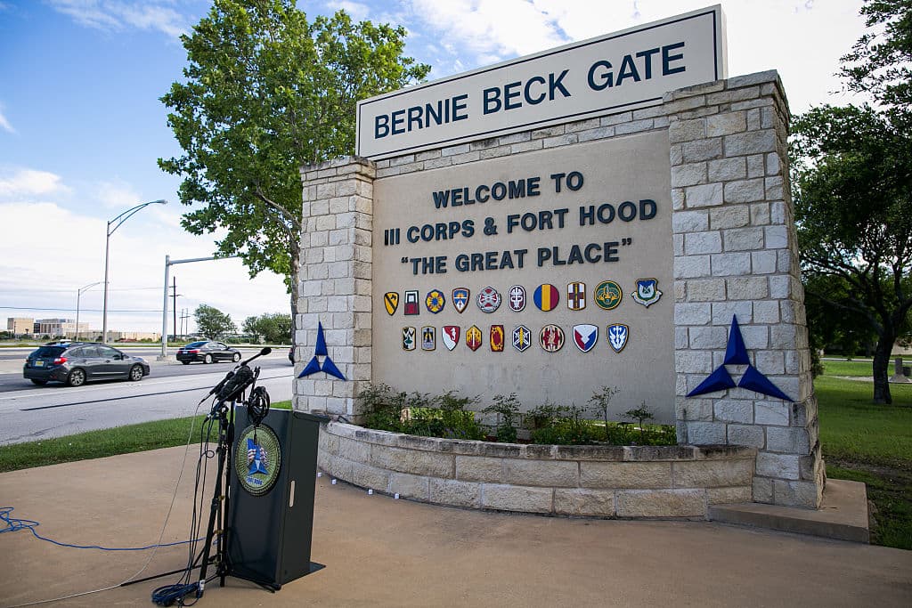 Una de las entradas a Fort Hood, Texas, hogar del Cuerpo III del Ejército. El letrero dice 'Bienvenido a lll Corps & Fort Hood "The Great Place".
